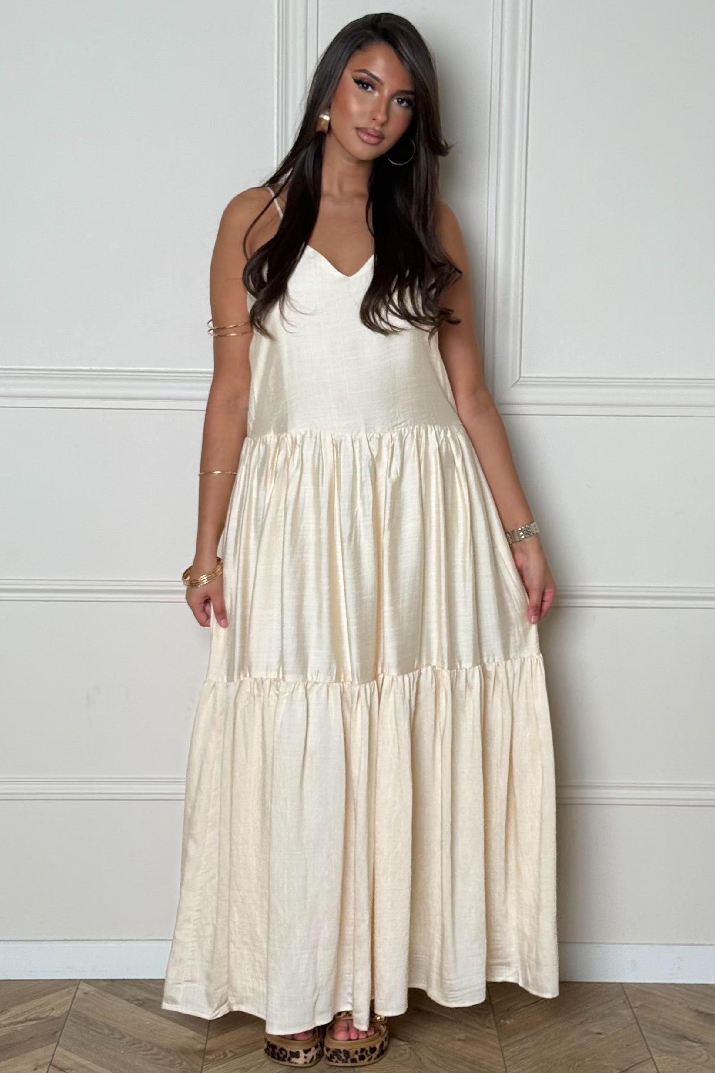 Robe maxi oversize bretelles longue femme vue de profil mouvement fluide BLOOSHOP
