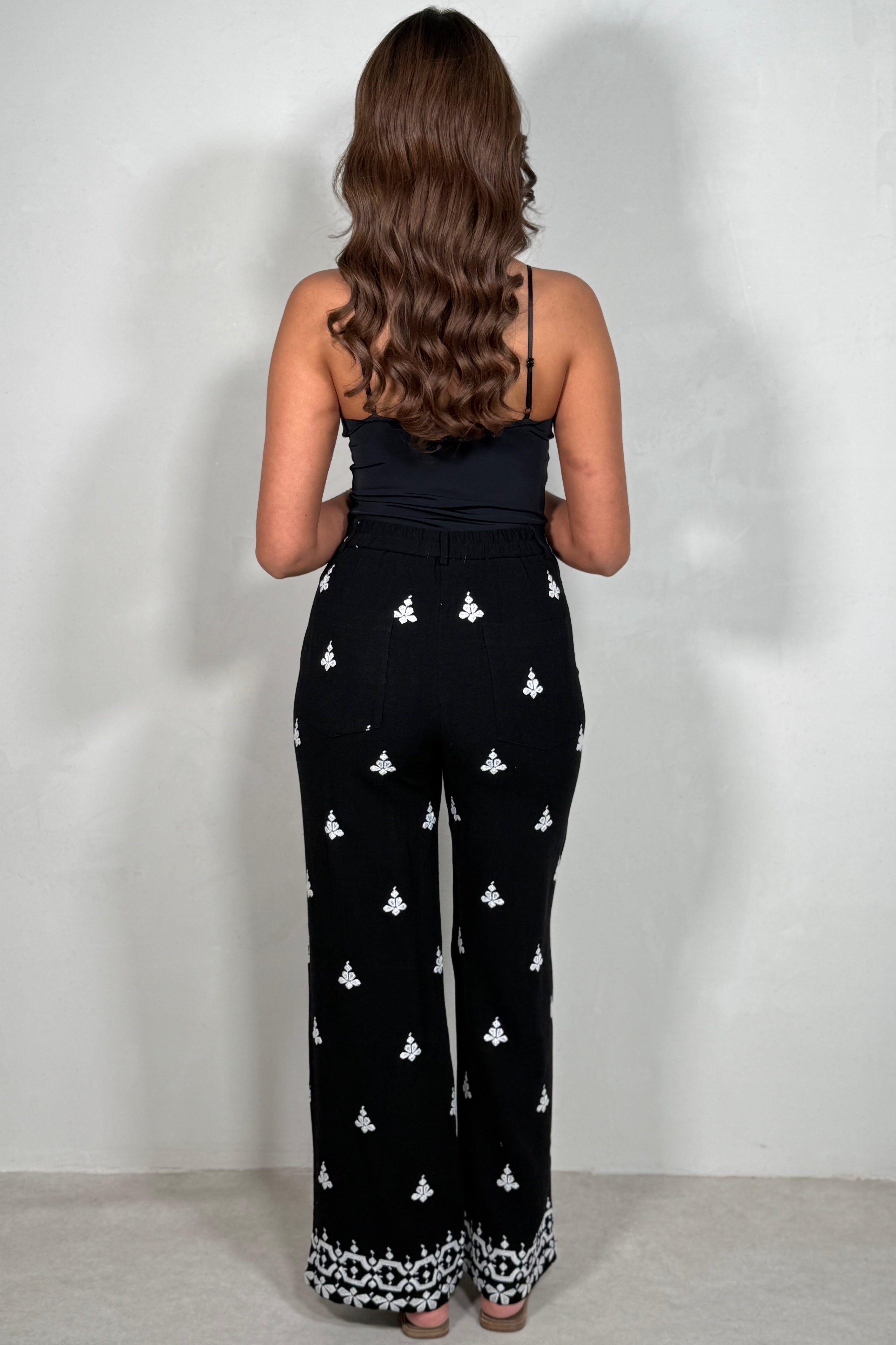 Pantalon Femme fluide en lin noir avec détails brodés