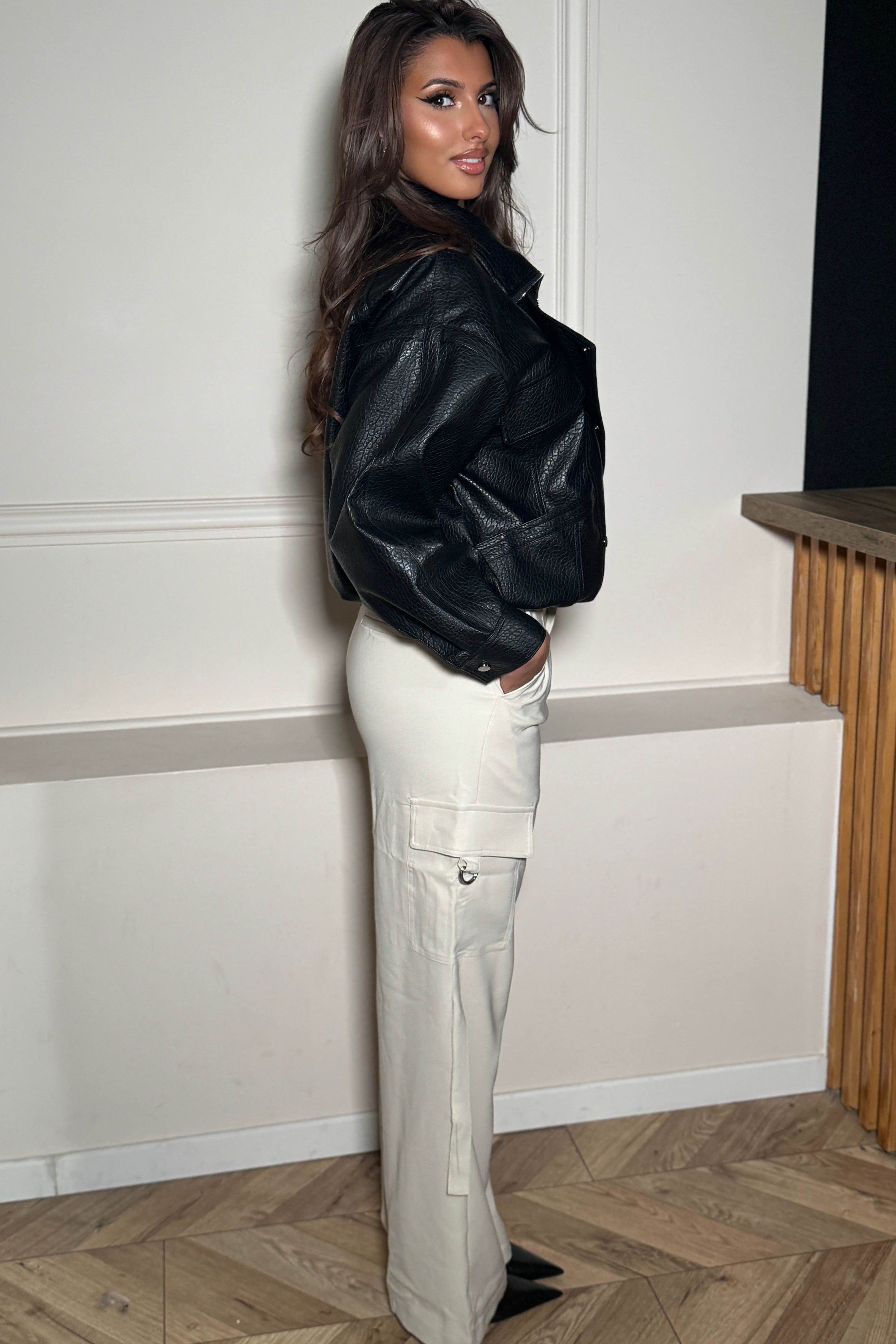  Pantalon cargo beige fluide - détail de la coupe et des poches