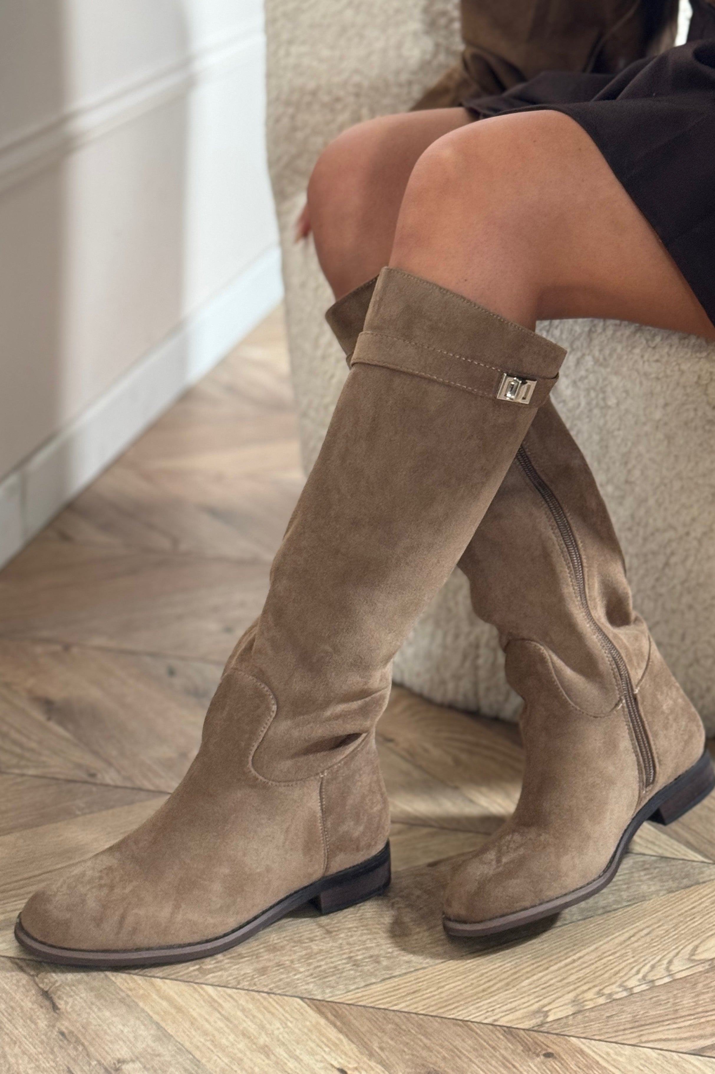 Bottes femme en suédine beige avec bout rond, style élégant et confortable, vue de profil