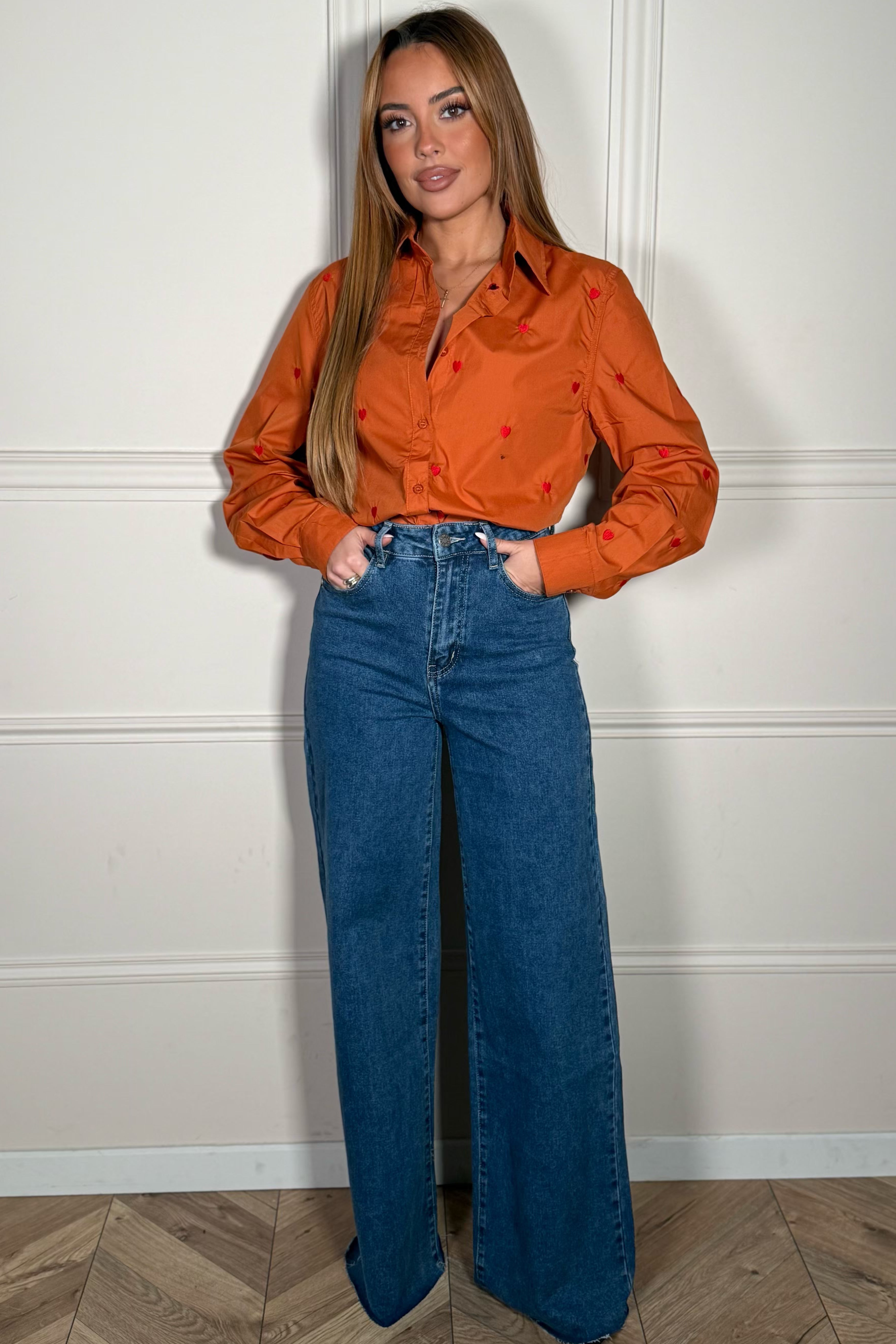 Jean coupe loose femme, denim décontracté, silhouette ample et confortable moderne