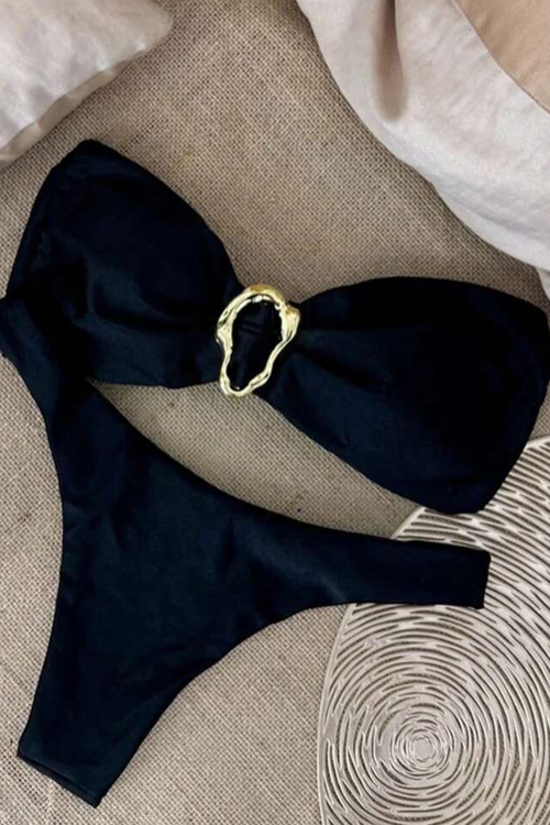 Maillot de bain bandeau avec bijou femme - Vue portée plage style - BLOOSHOP
