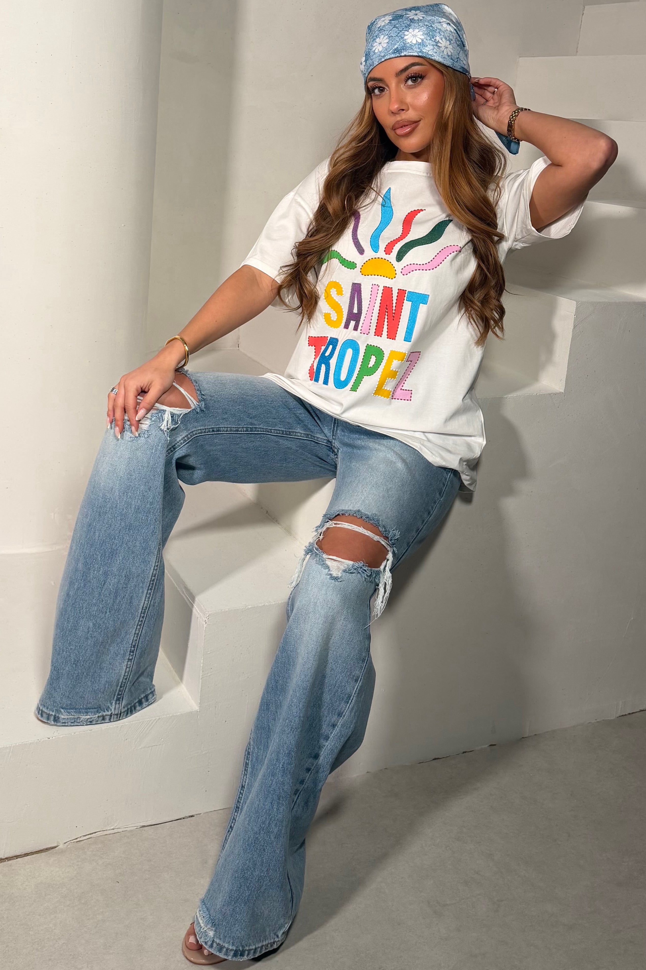 T-shirt imprimé St Tropez blanc porté avec short, style estival Côte d'Azur