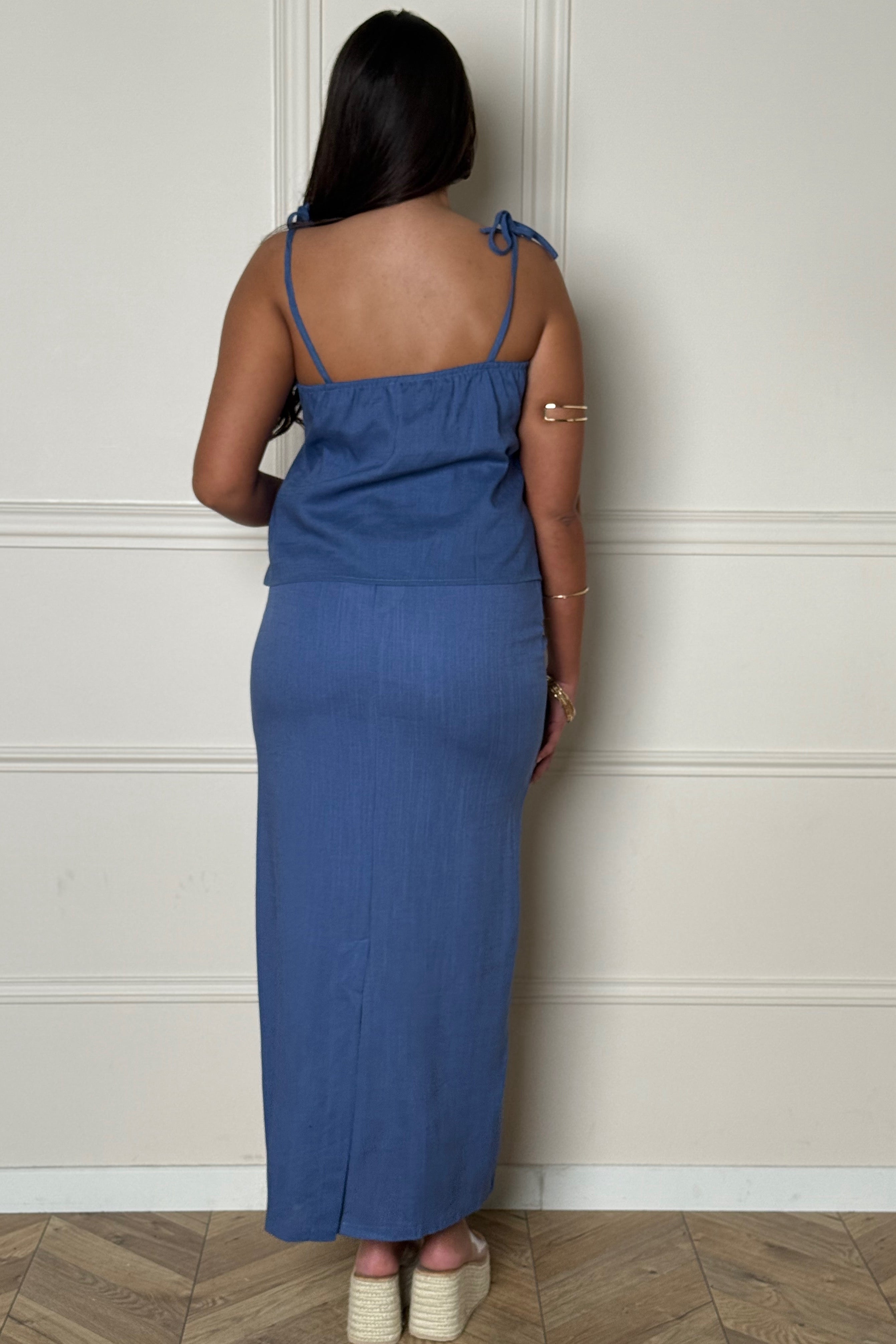 Femme portant une jupe longue lin coupe droite vue de dos BLOOSHOP
