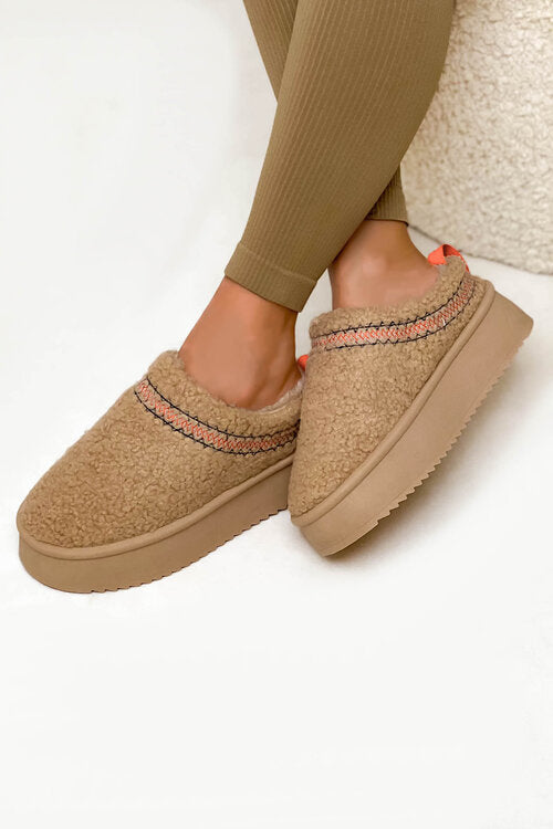 Dos des mules moumoute avec liseré chic BLOOSHOP
