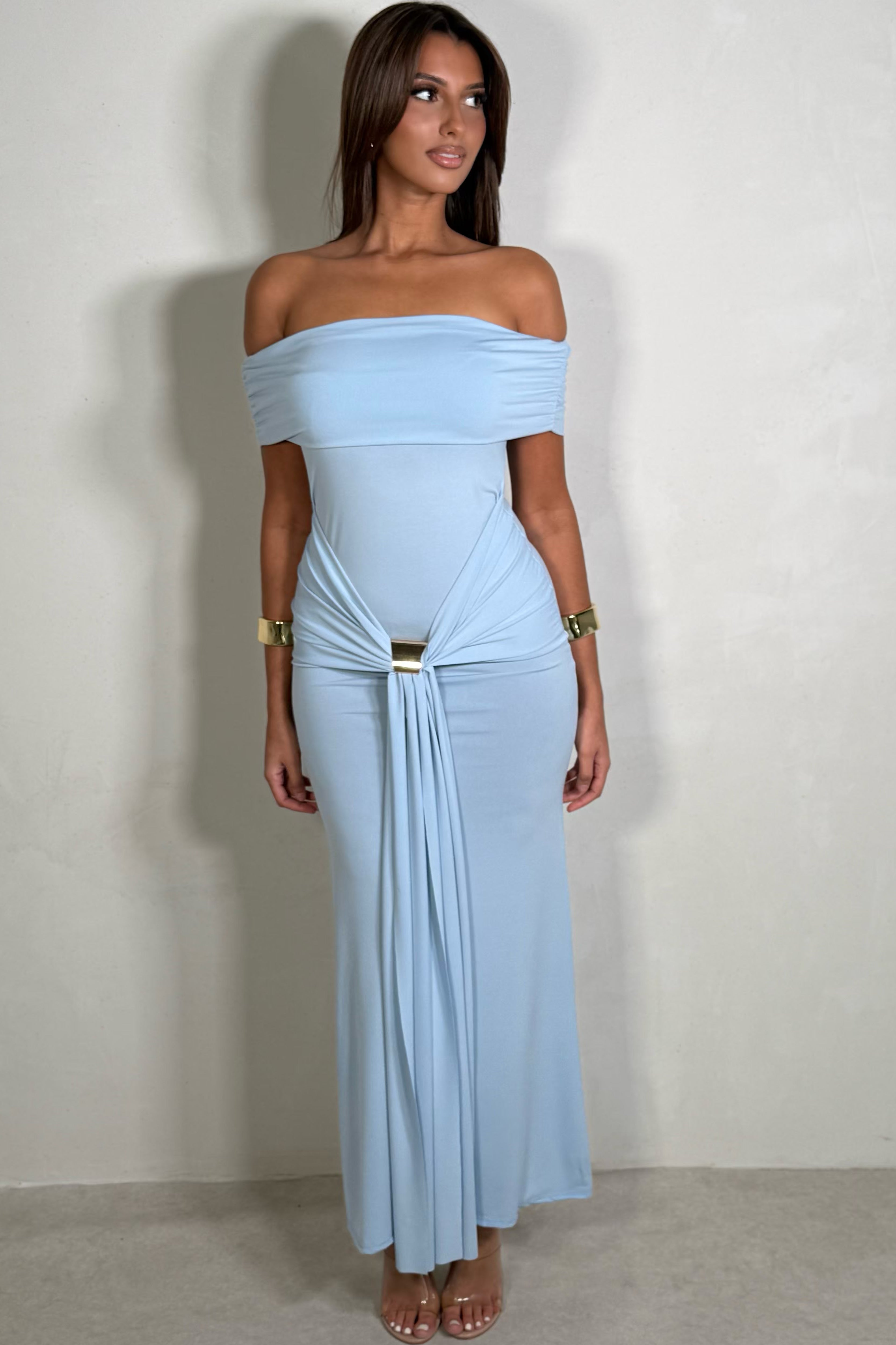 Robe ajustée détail bijou à la taille bleu, coupe gainante