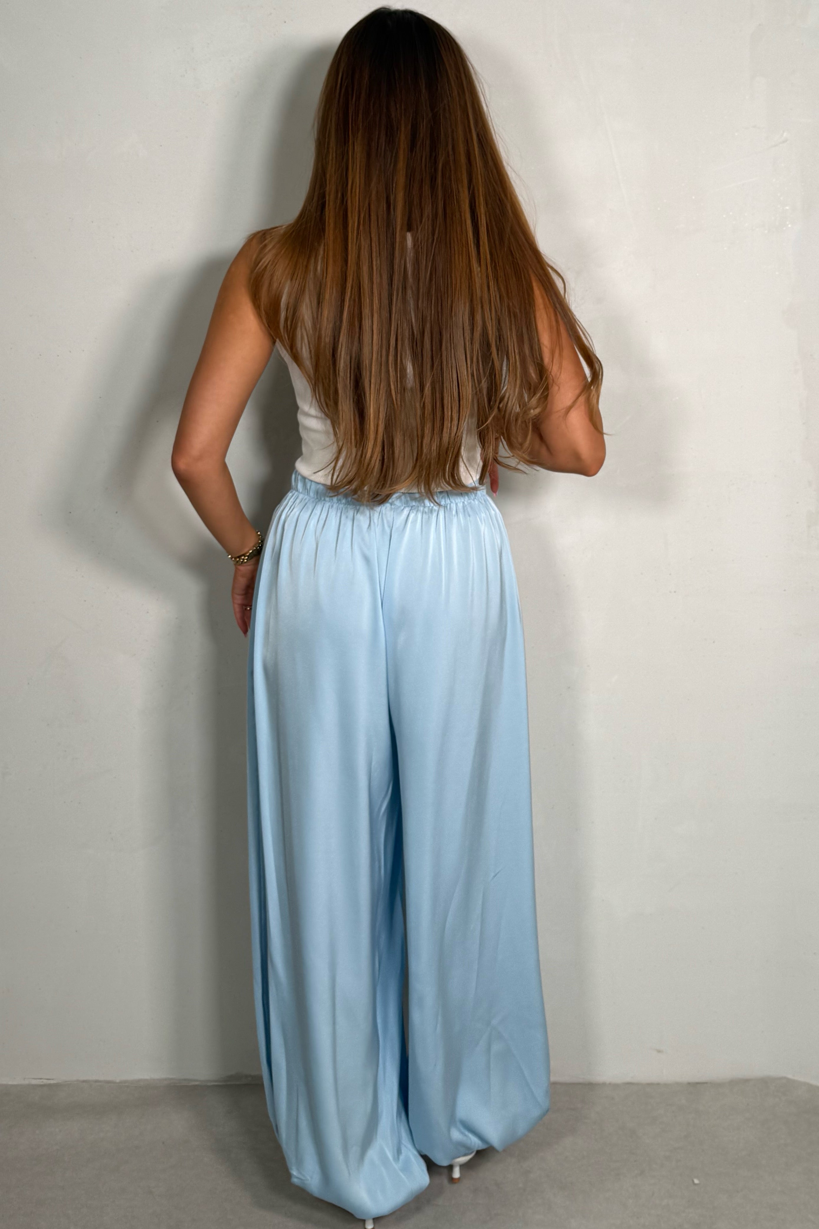 Pantalon Satin Fluide – Coupe Élégante & Brillance Douce