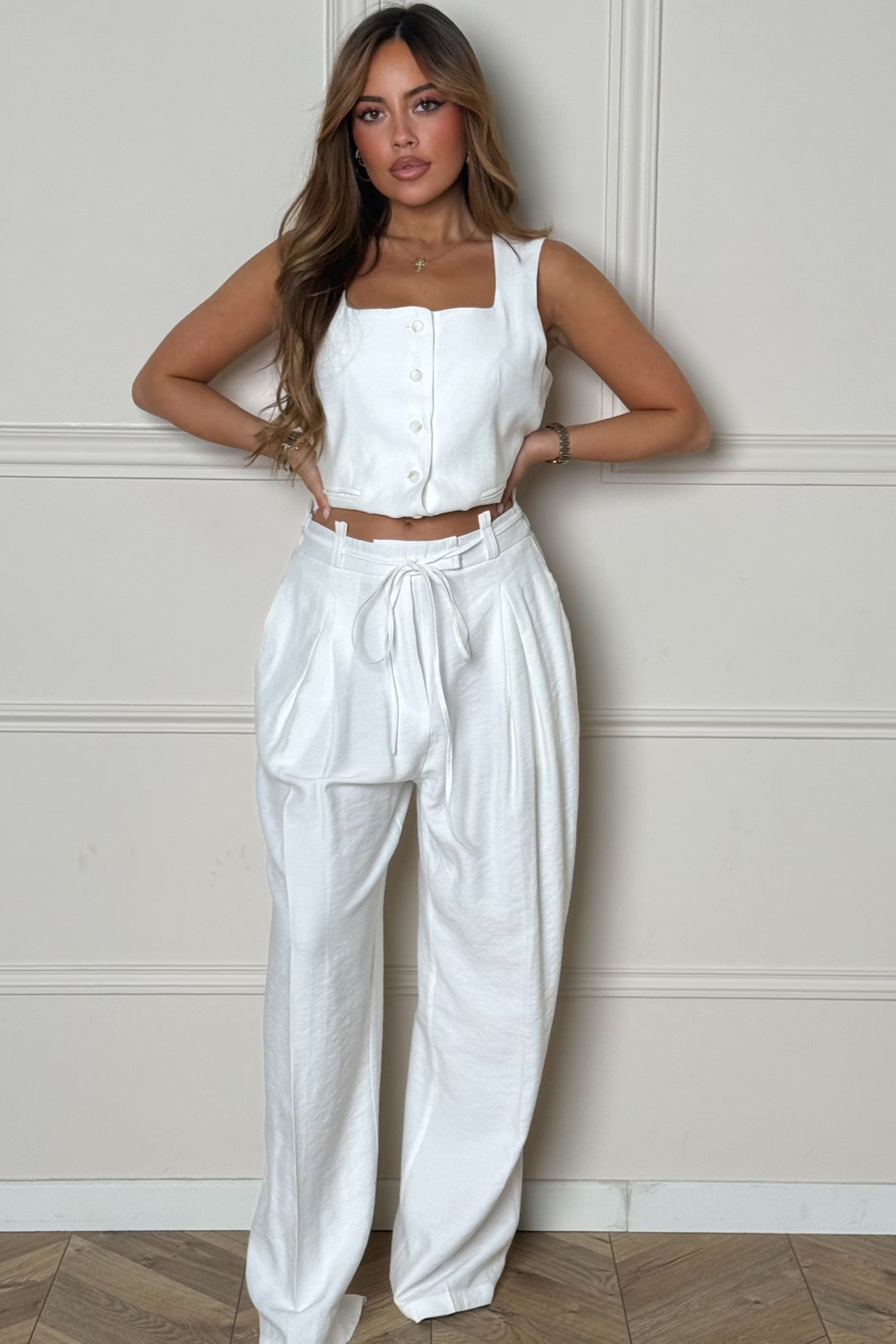 Pantalon femme à pince vue de face rapprochée, détail lanière et coupe taille haute BLOOSHOP

