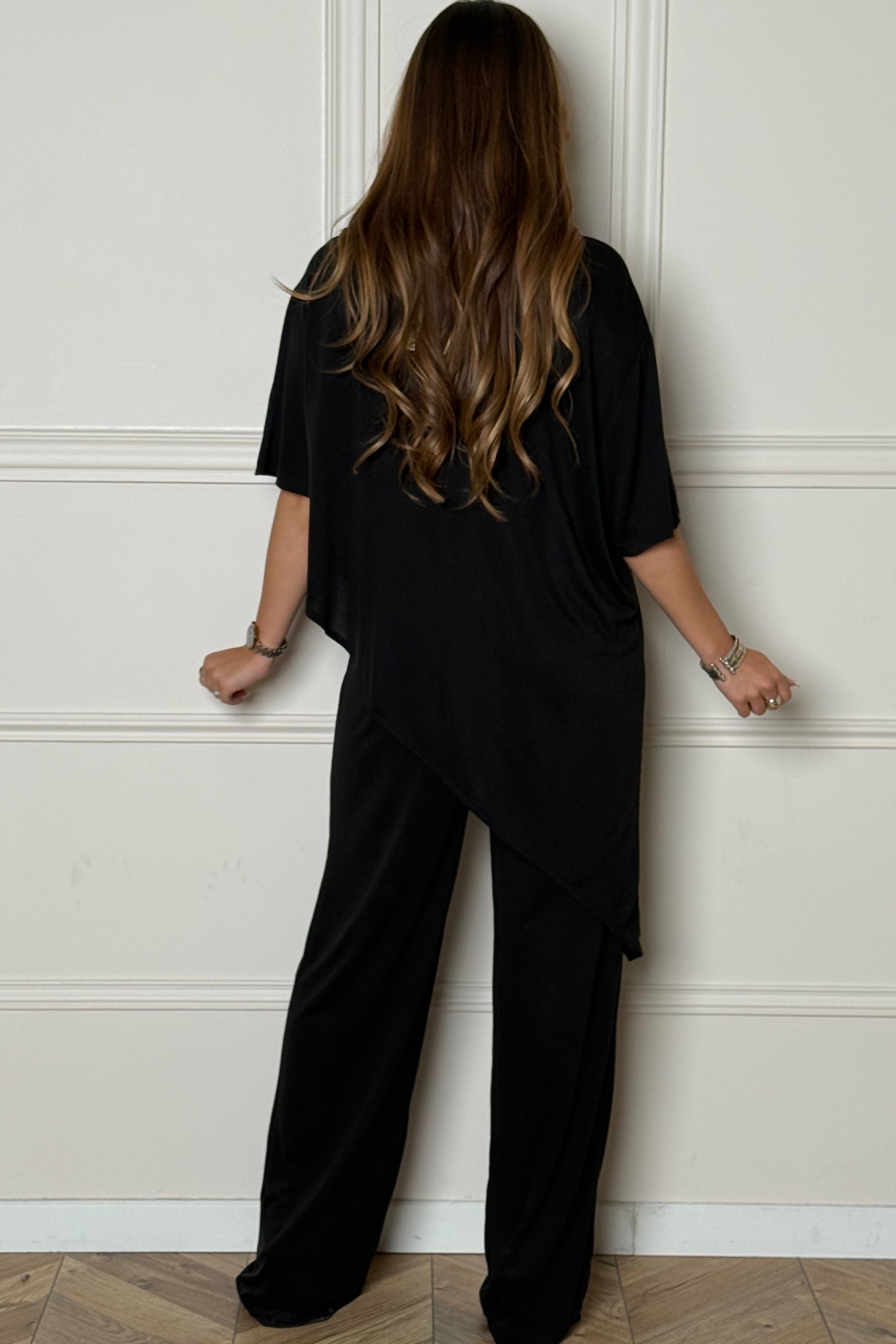 Ensemble femme asymétrique BLOOSHOP porté - Style décontracté chic, allure contemporaine