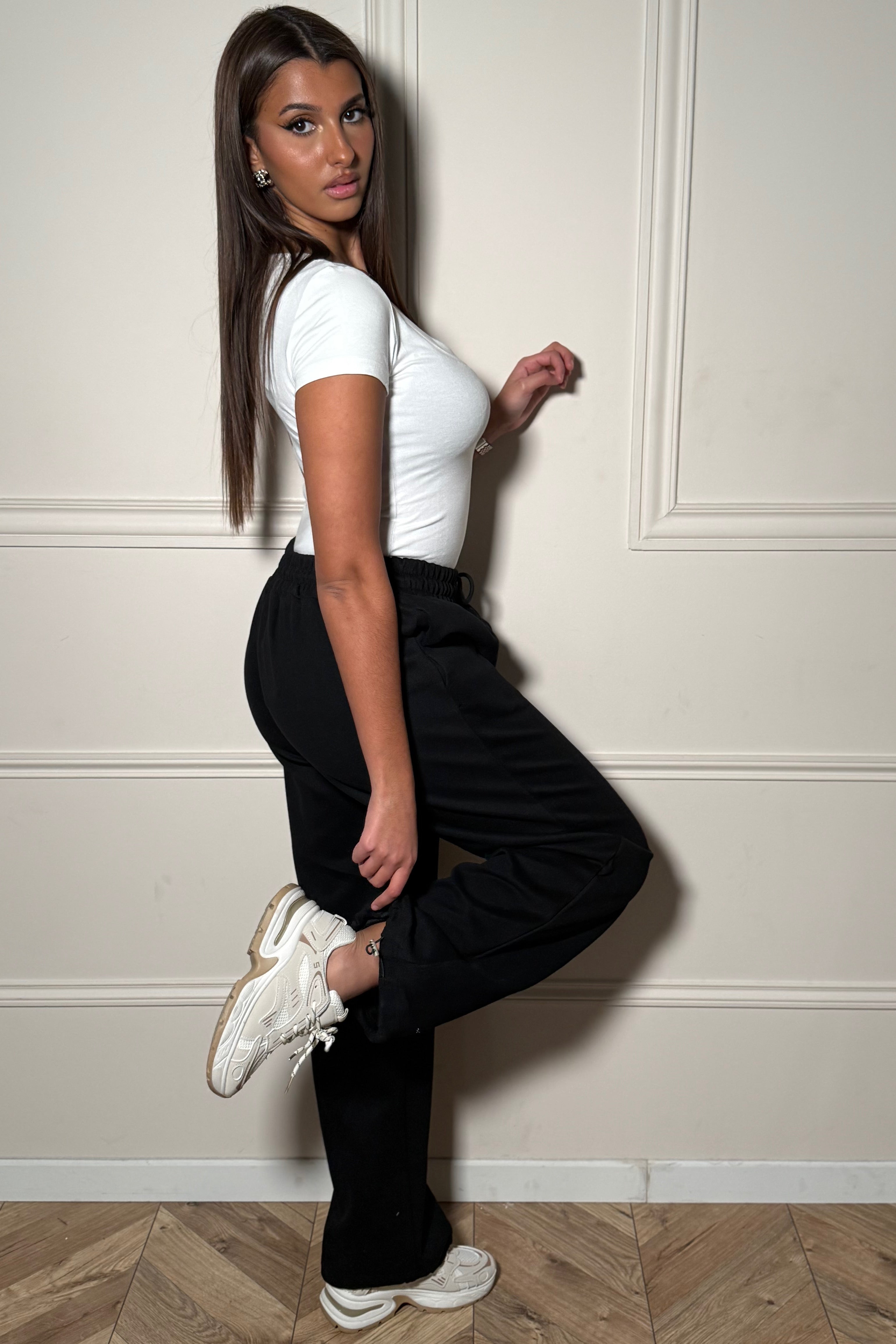 Vue de trois-quarts du jogging femme noir montrant la silhouette moderne