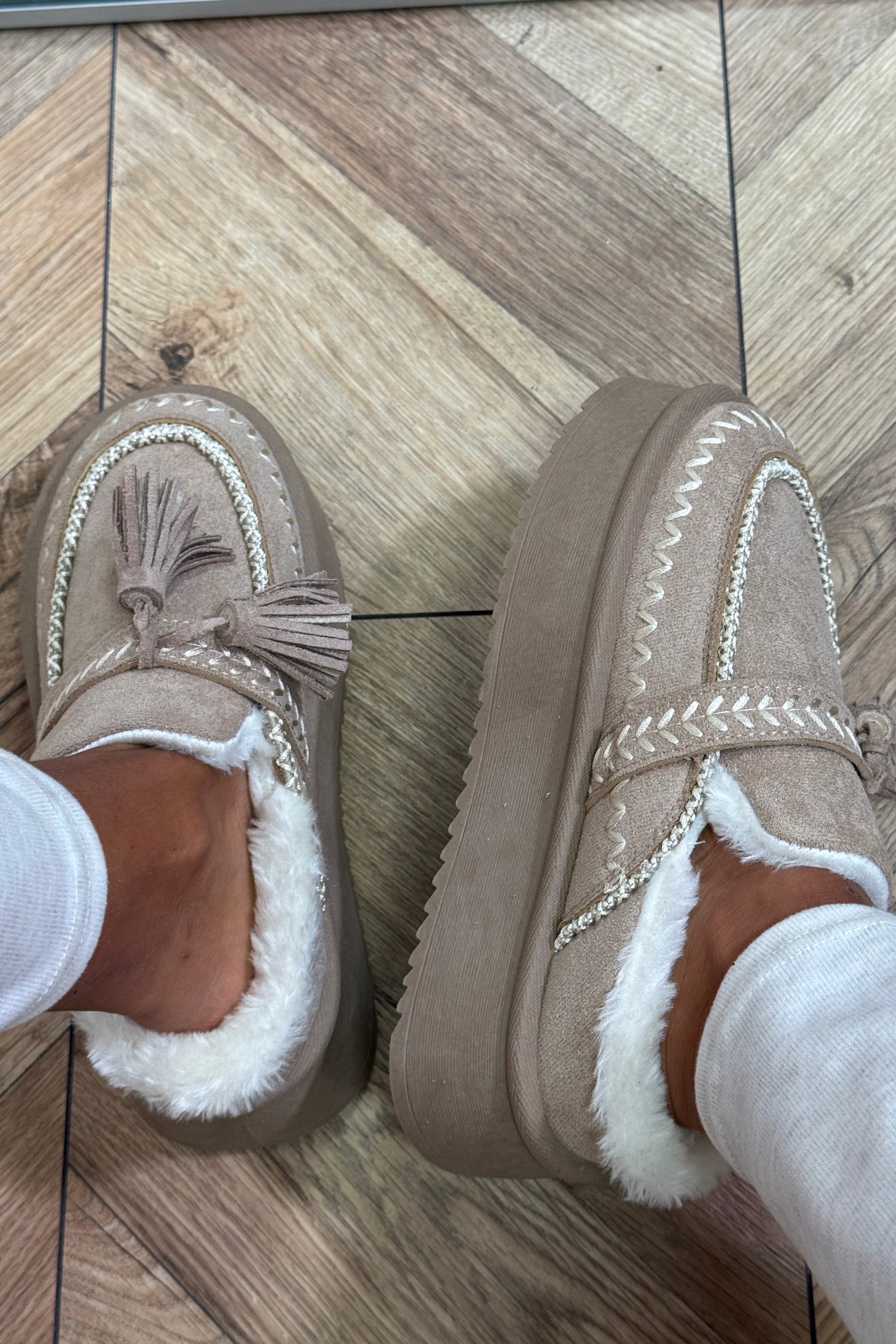 Chaussons femme extérieur moumoute beige avec surpiqûre intérieure renforcée et semelle antidérapante BLOOSHOP
