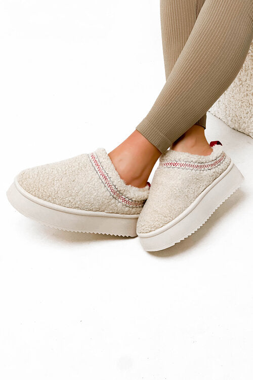 Femme portant des mules moumoute liseré cocooning BLOOSHOP
