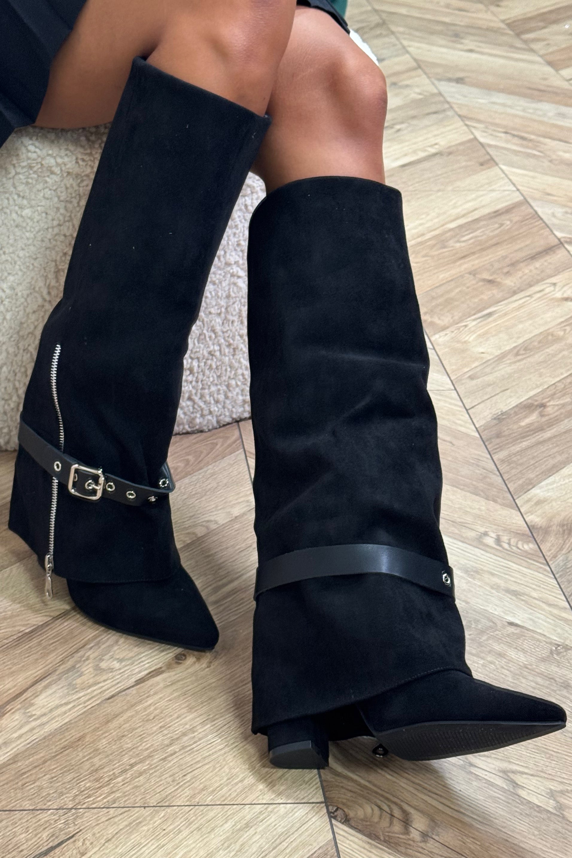 Vue profil bottes talons hauts femme

