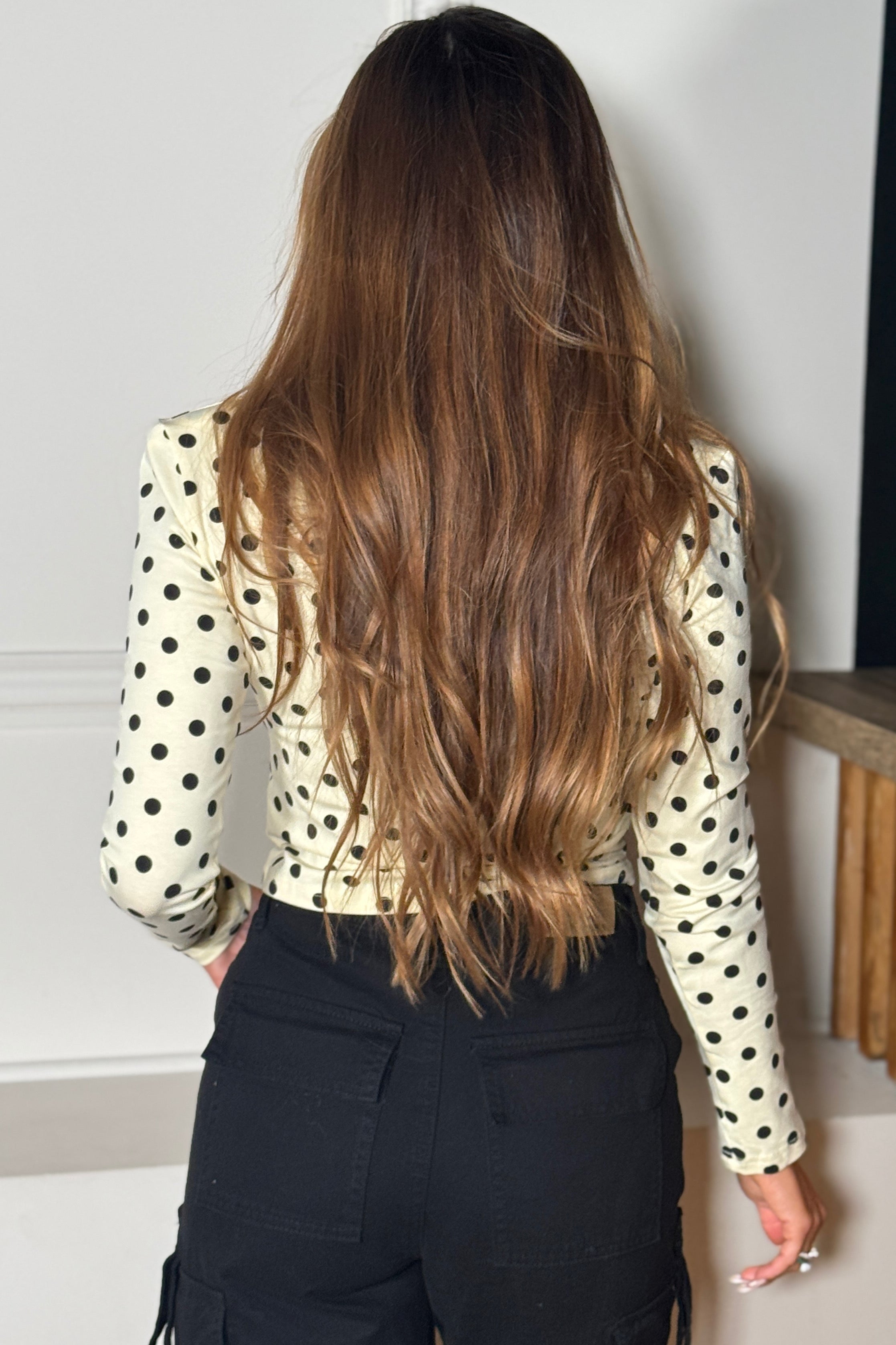 Top Blanc à Pois Noirs avec Épaulettes Boutonnées