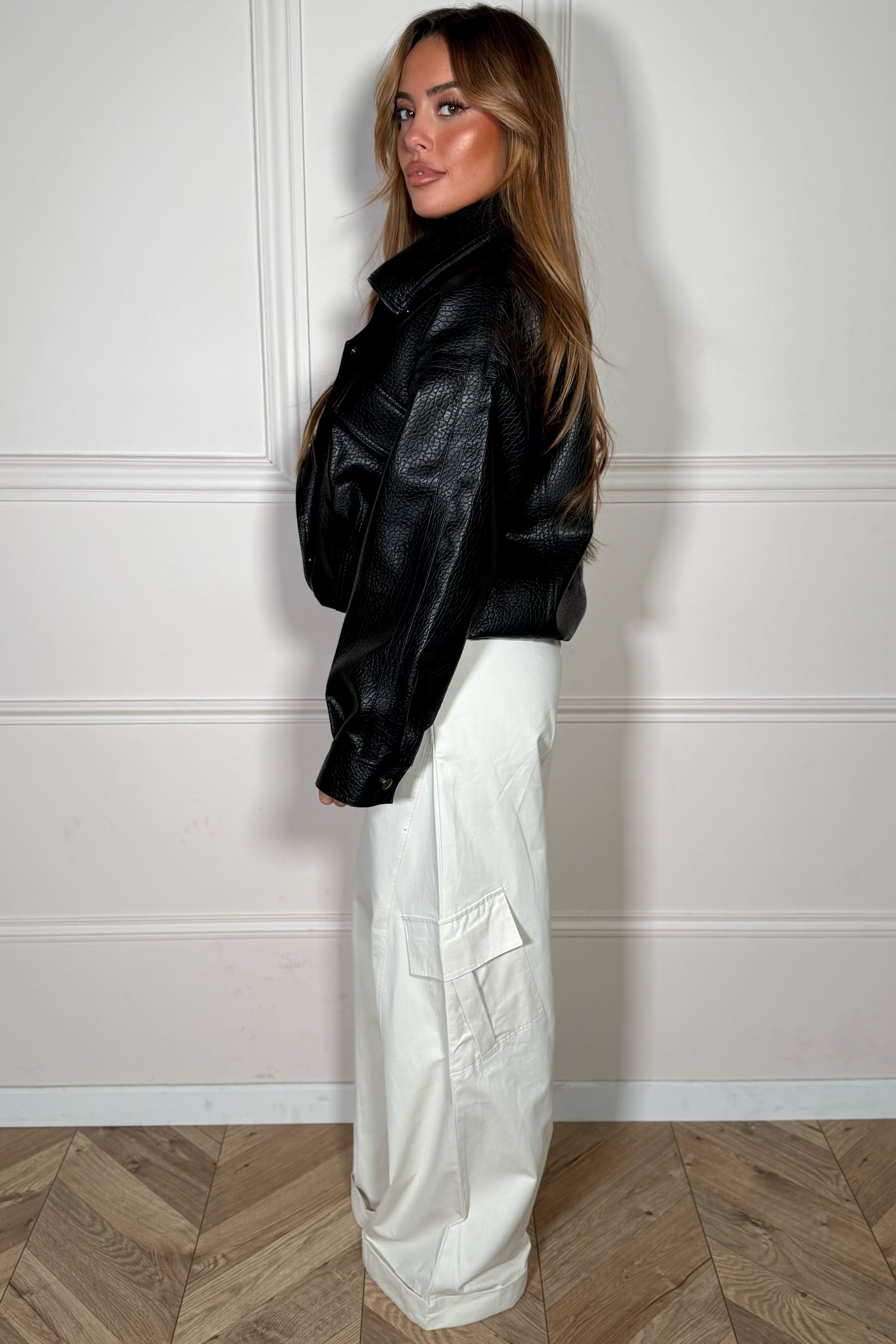 Pantalon cargo oversize crème - vue de profil montrant la silhouette