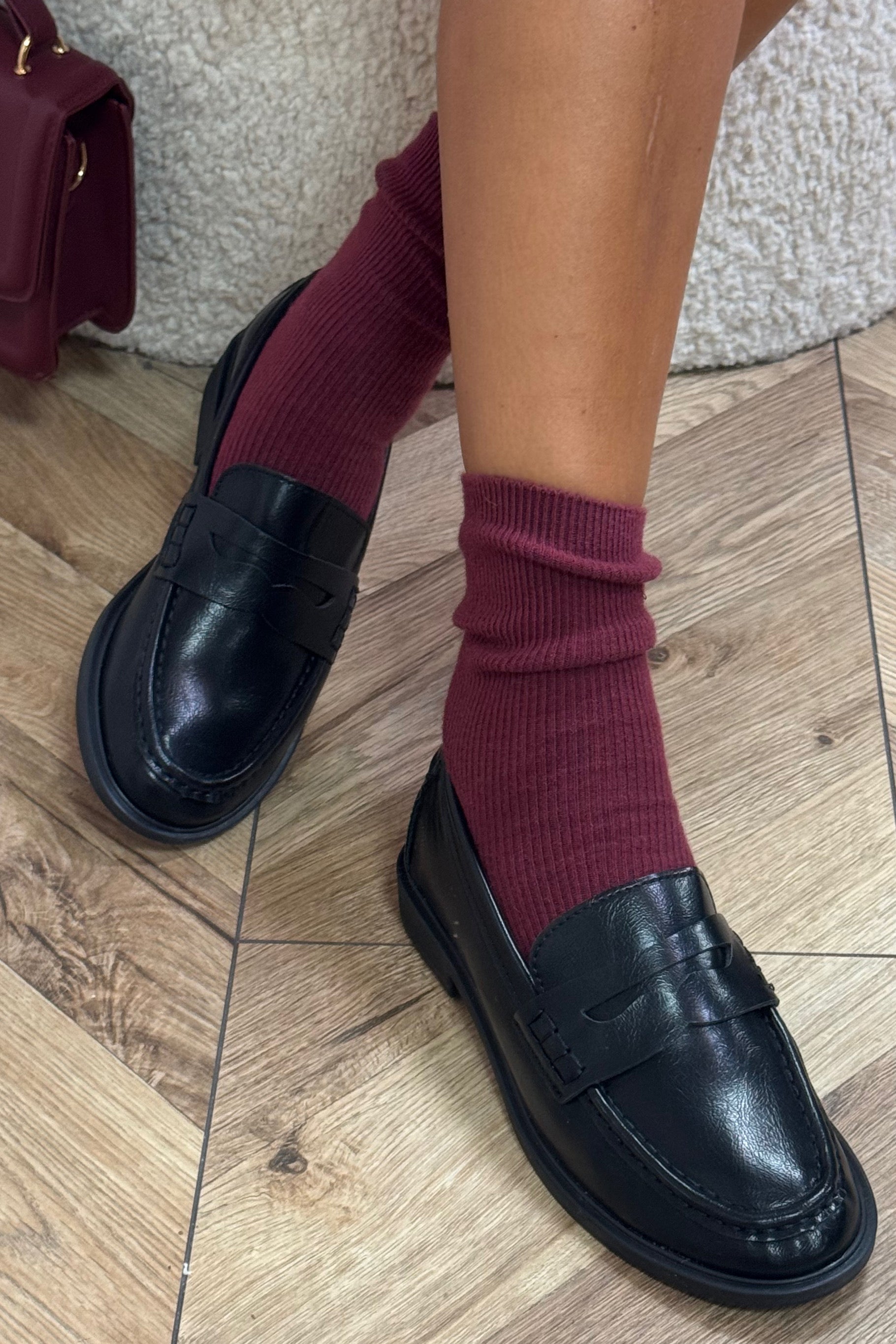 Mocassins femme simili cuir noir, vue de face montrant le design élégant et la finition soignée, chaussures confort BLOOSHOP