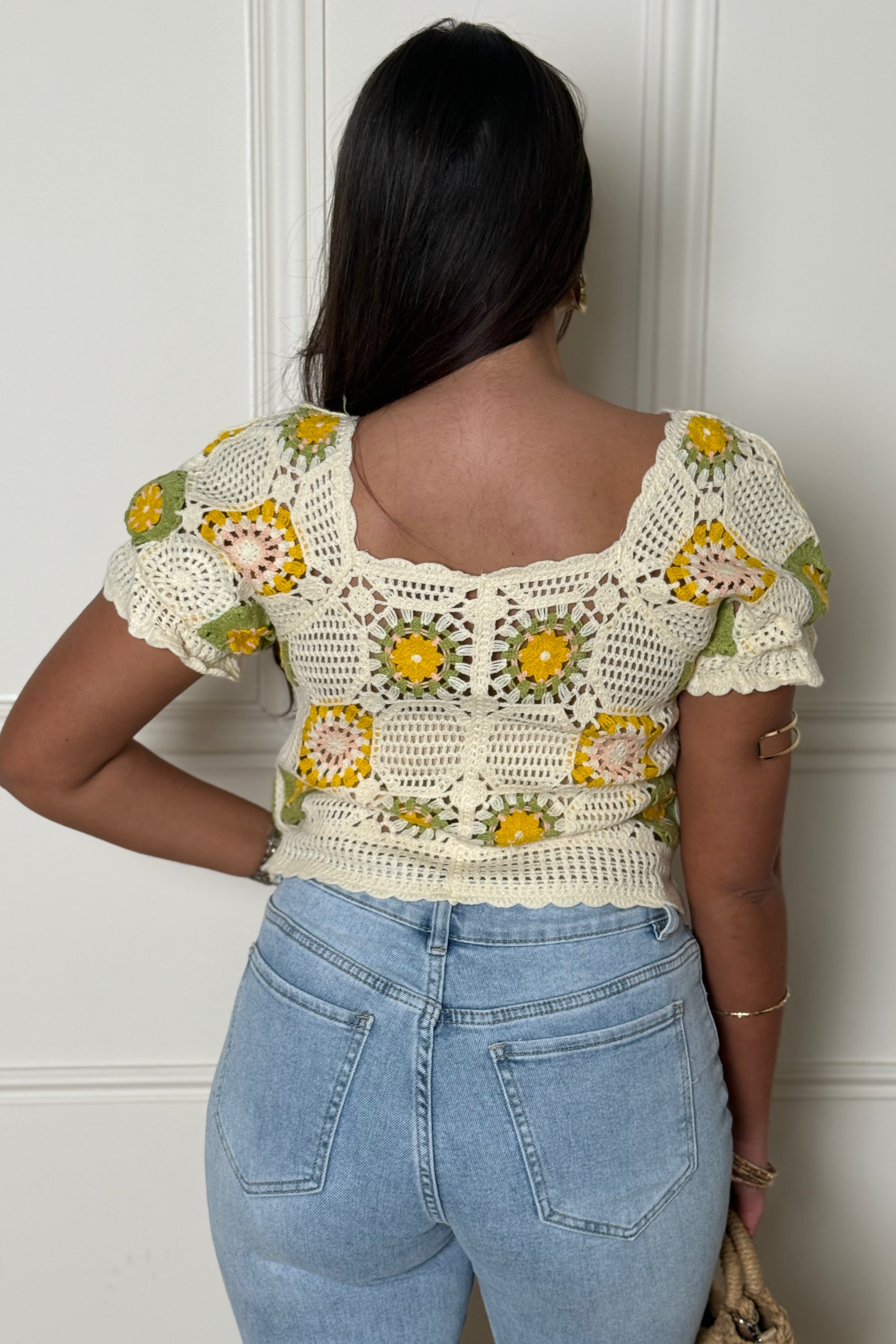 Femme portant gilet crochets à fleurs style romantique BLOOSHOP
