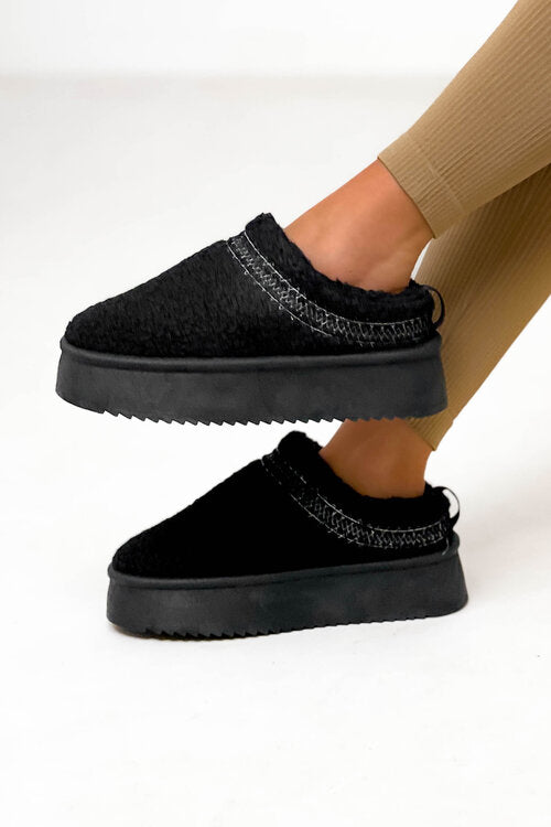 Détail liseré chic mules moumoute BLOOSHOP
