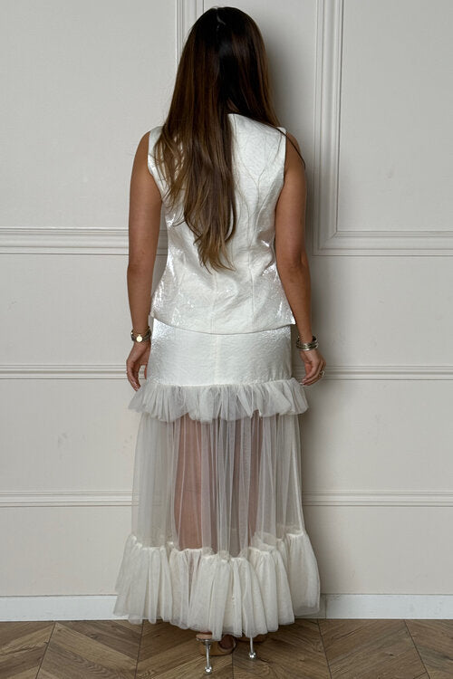Détail ensemble bimatière gilet structuré jupe tulle élégante femme