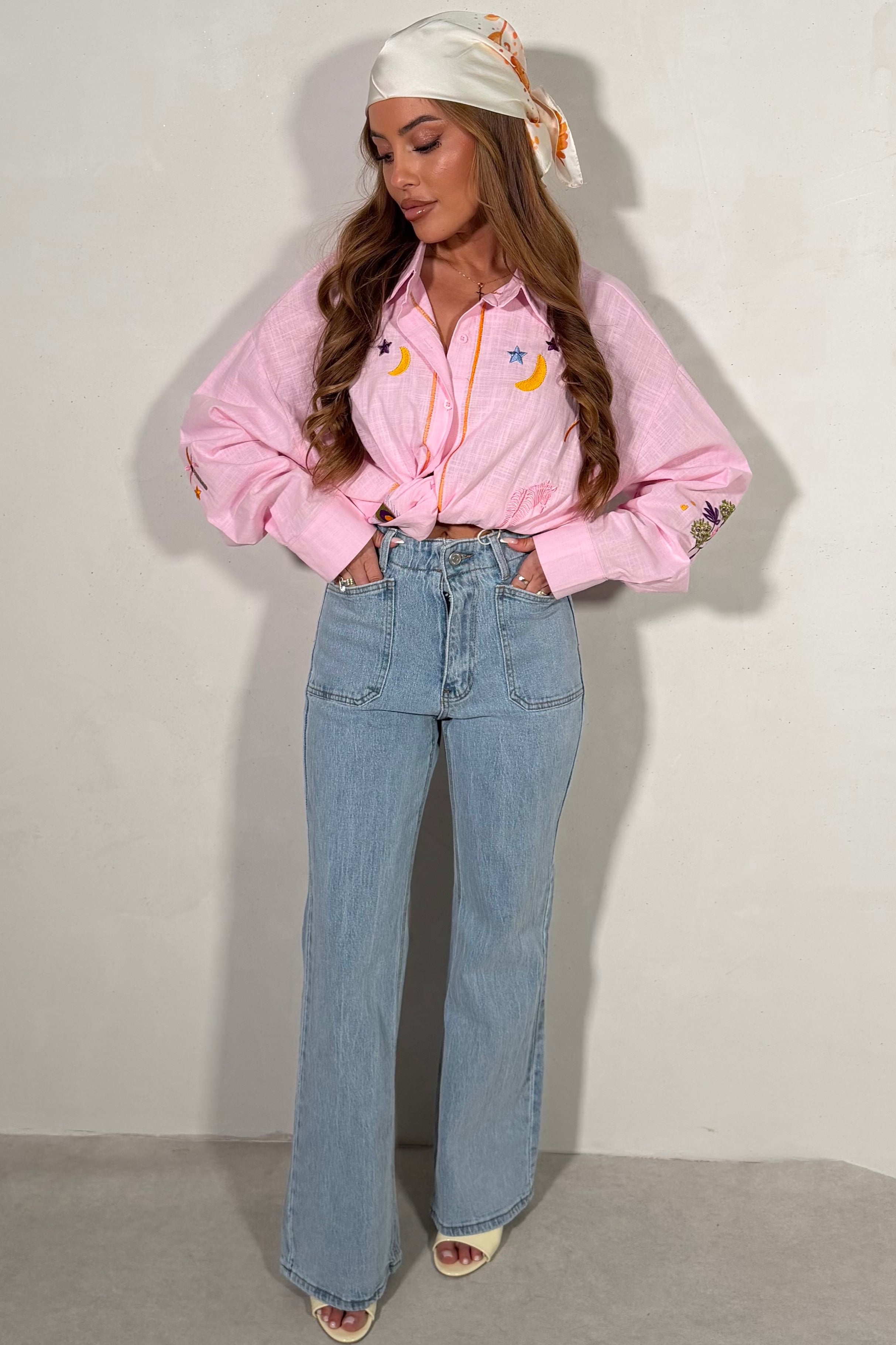 Jean bleu à poches carrées design, coupe droite moderne, tailles 34 à 42, fond neutre