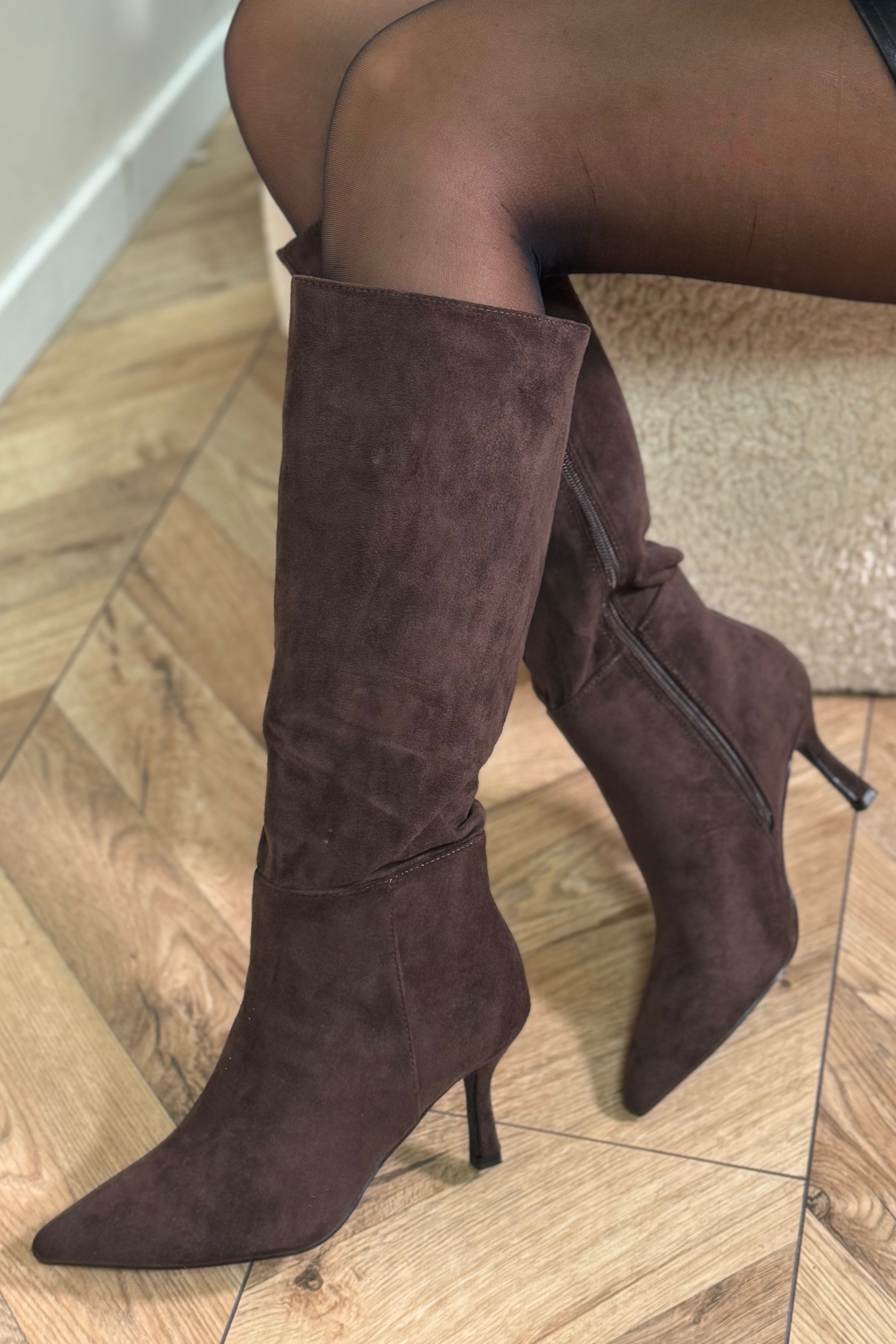 Bottes suédines femme à talons bout pointu - vue principale montrant l'élégance de la coupe et la finition suédine