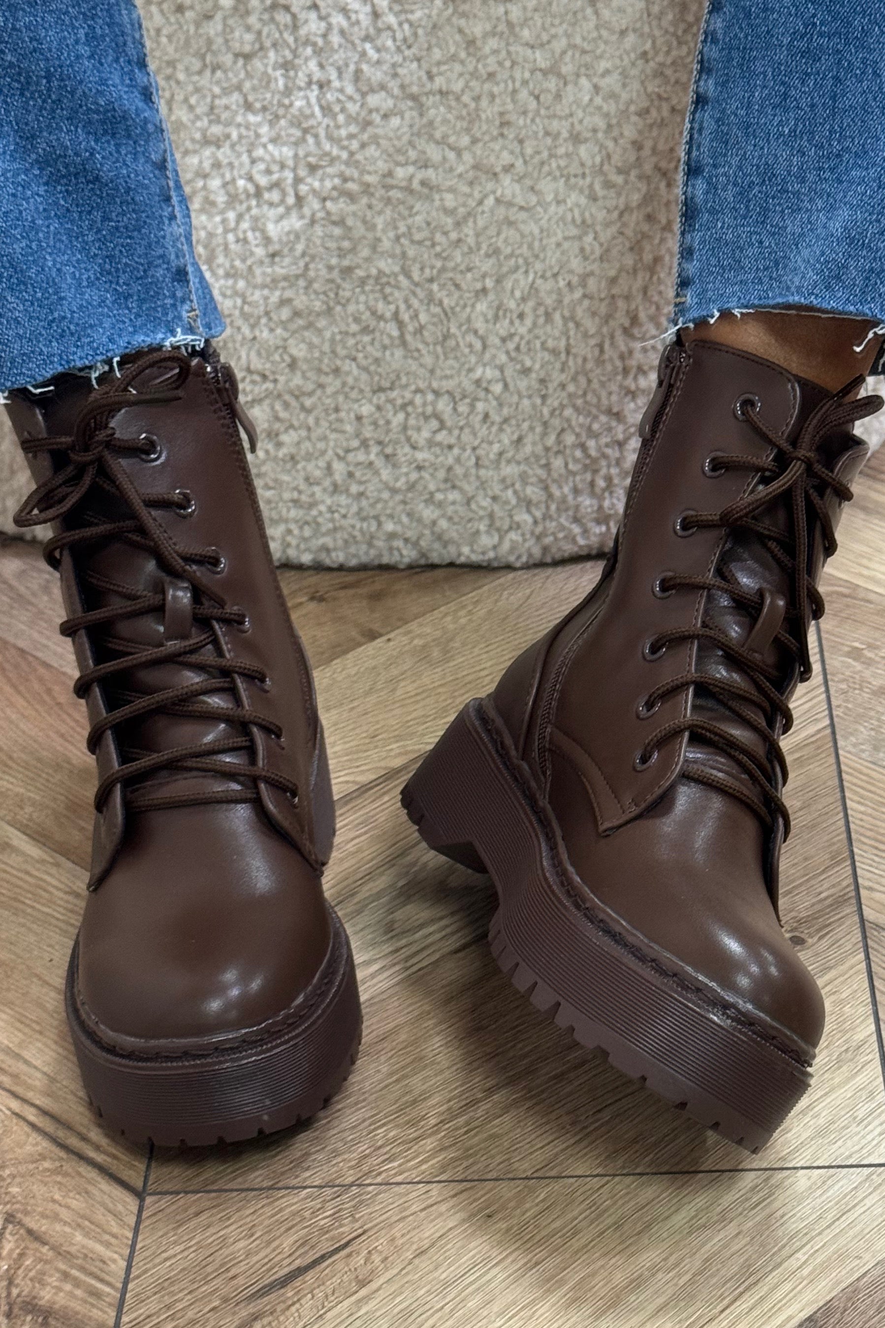 Gros plan sur le système de laçage des bottines plateforme