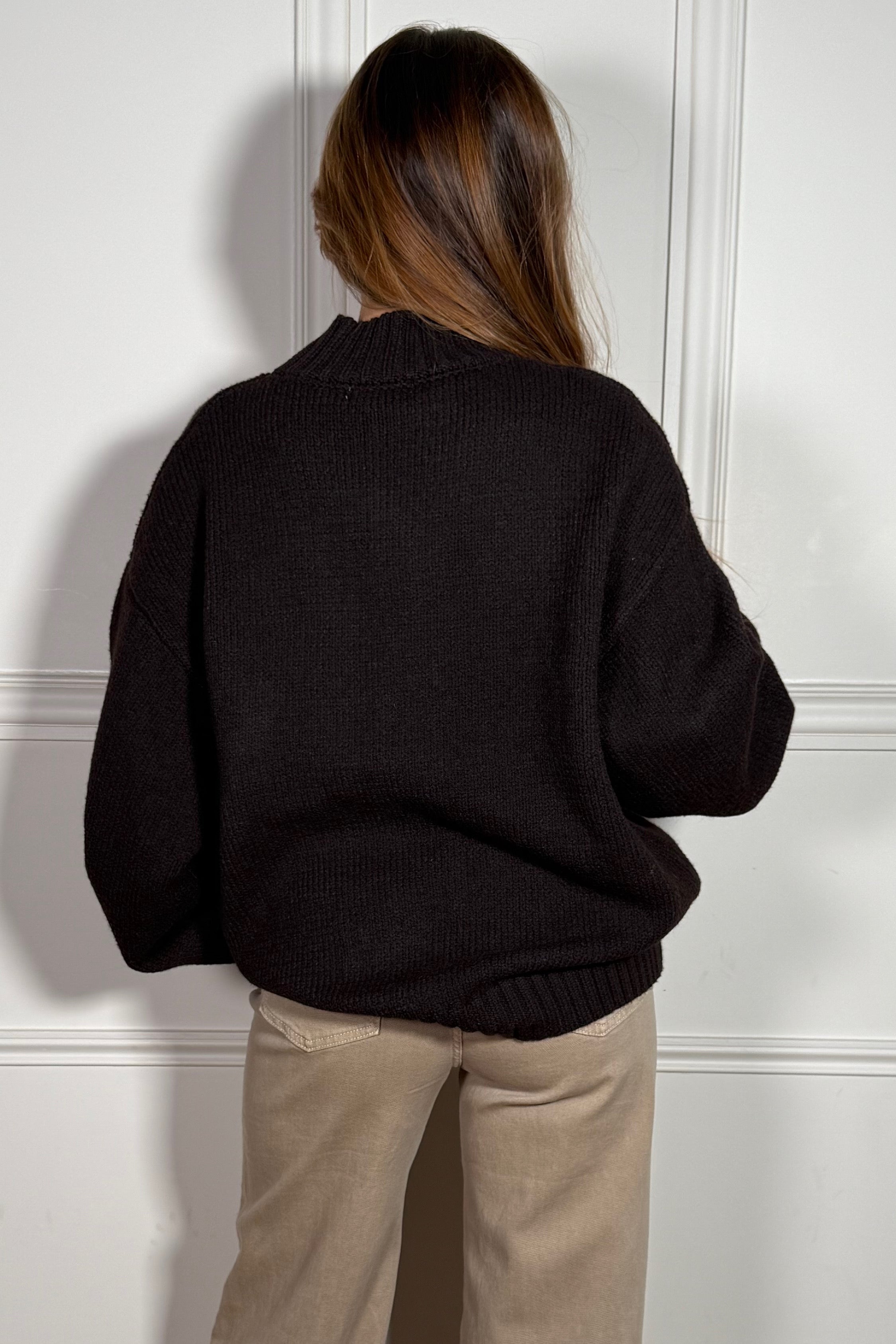 Pull manches oversize femme de dos - silhouette équilibrée et confortable