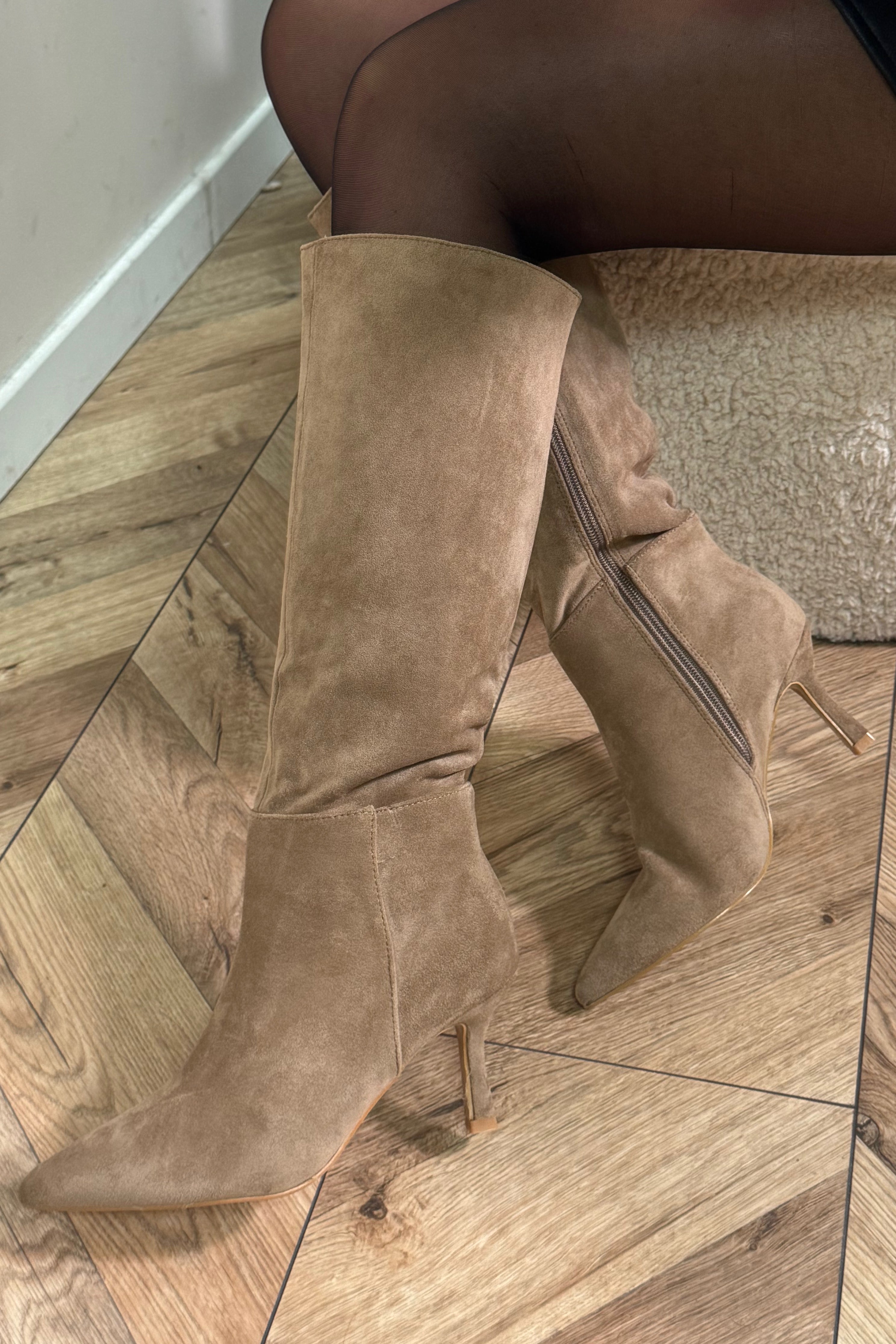 Bottes suédines femme - détail du talon structuré et du bout pointu raffiné
