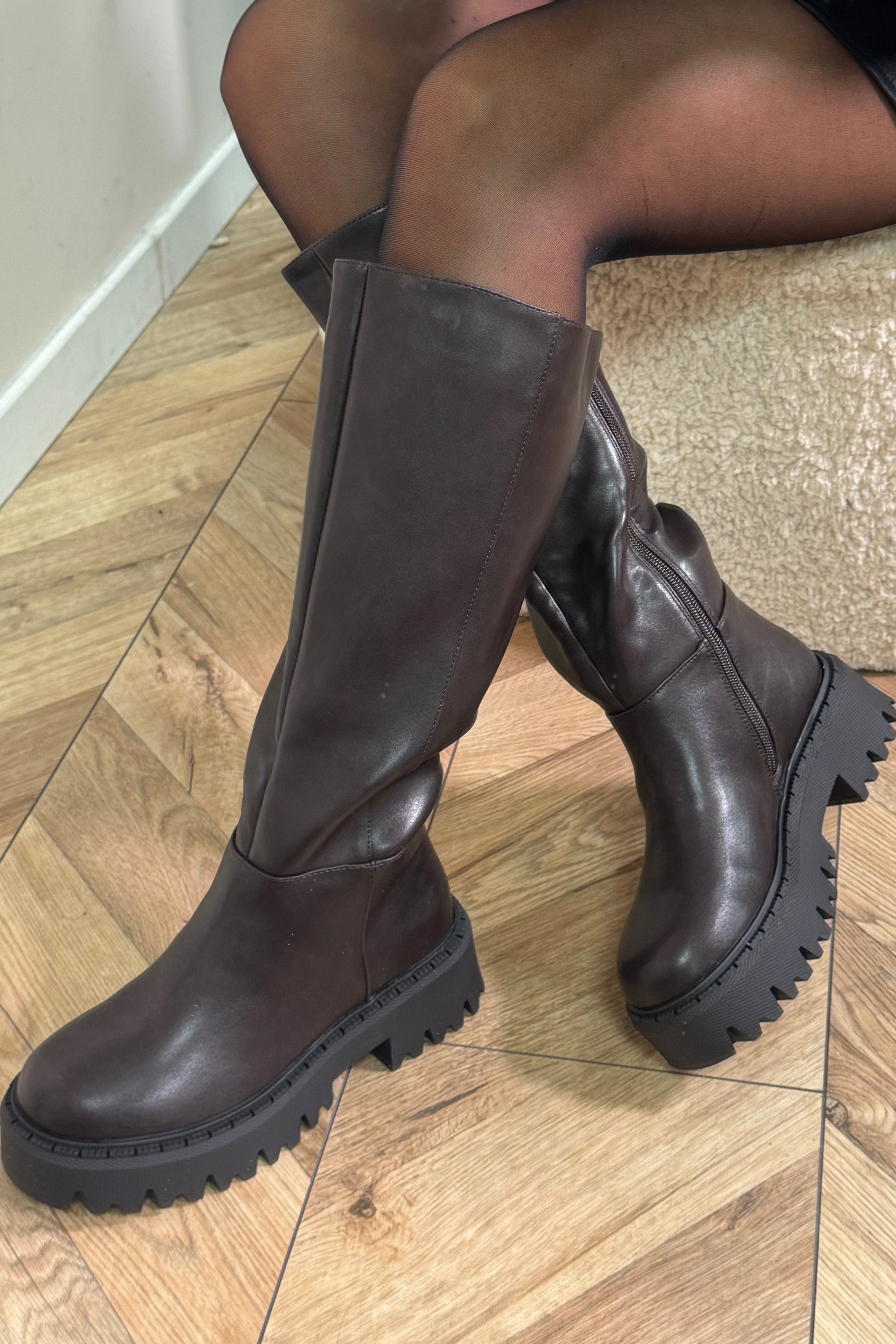 Bottes à plate-forme - détail de la semelle compensée et de la finition simili cuir