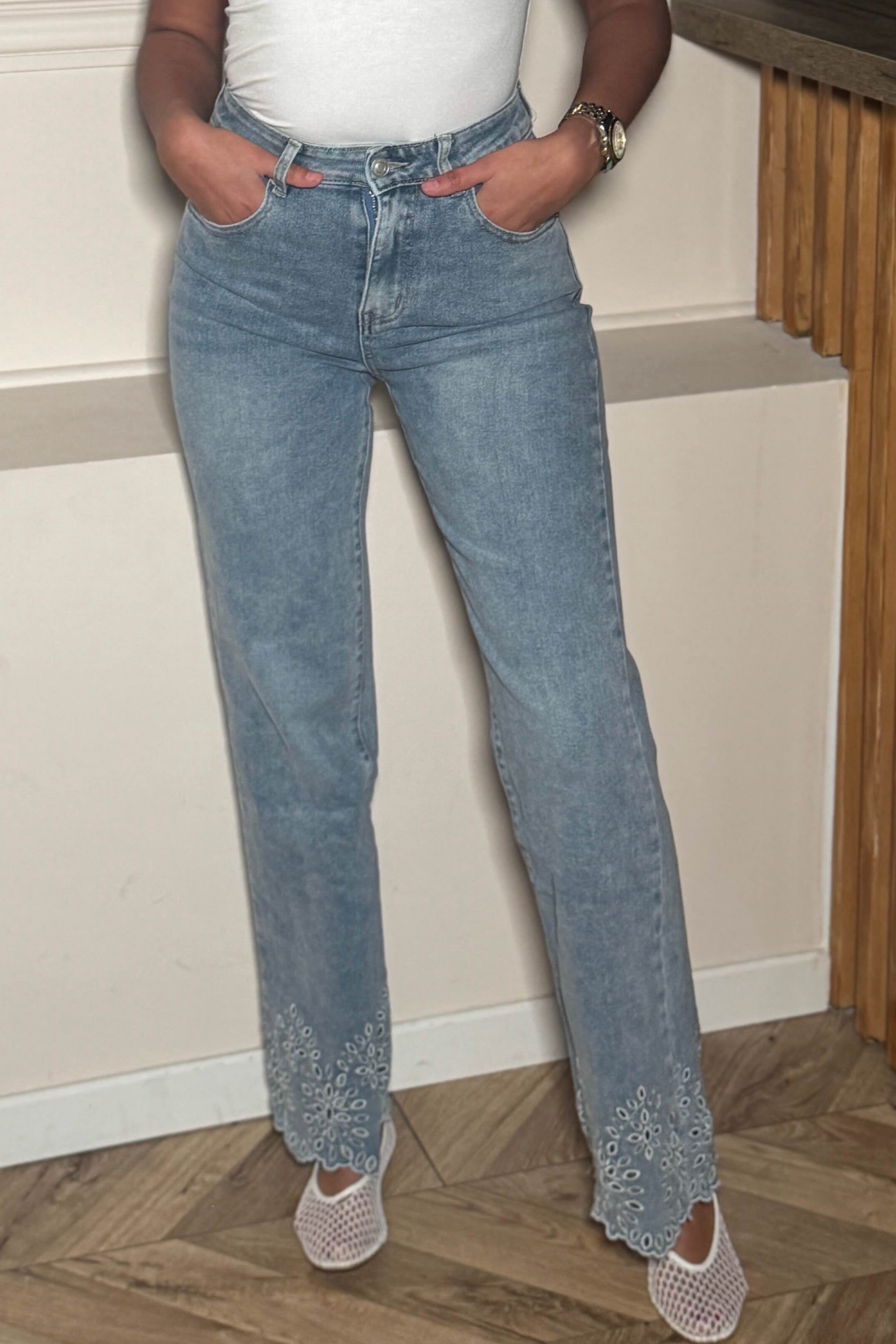 Jean évasé macramé femme - zoom sur les détails brodés et la jambe flare