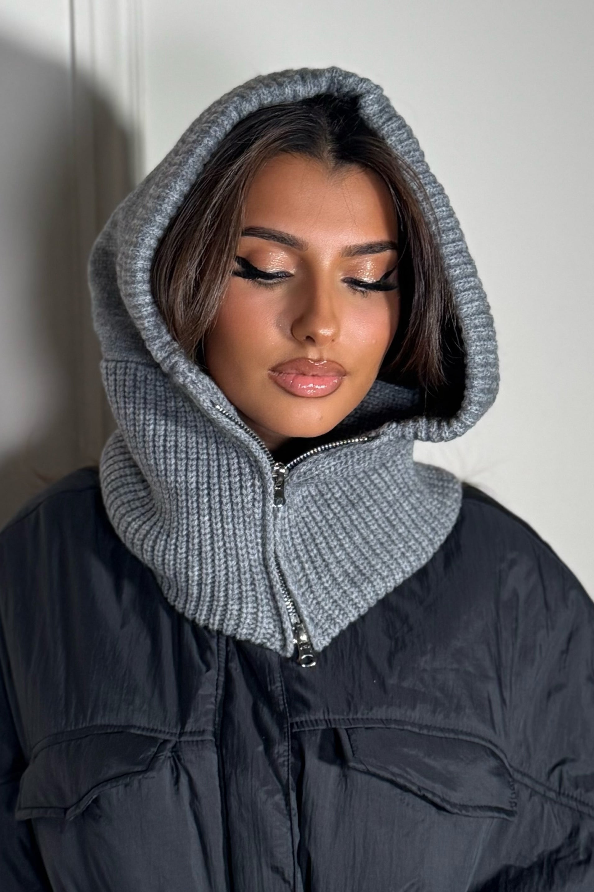 Cagoule maille portée en extérieur, protection optimale contre le froid hivernal