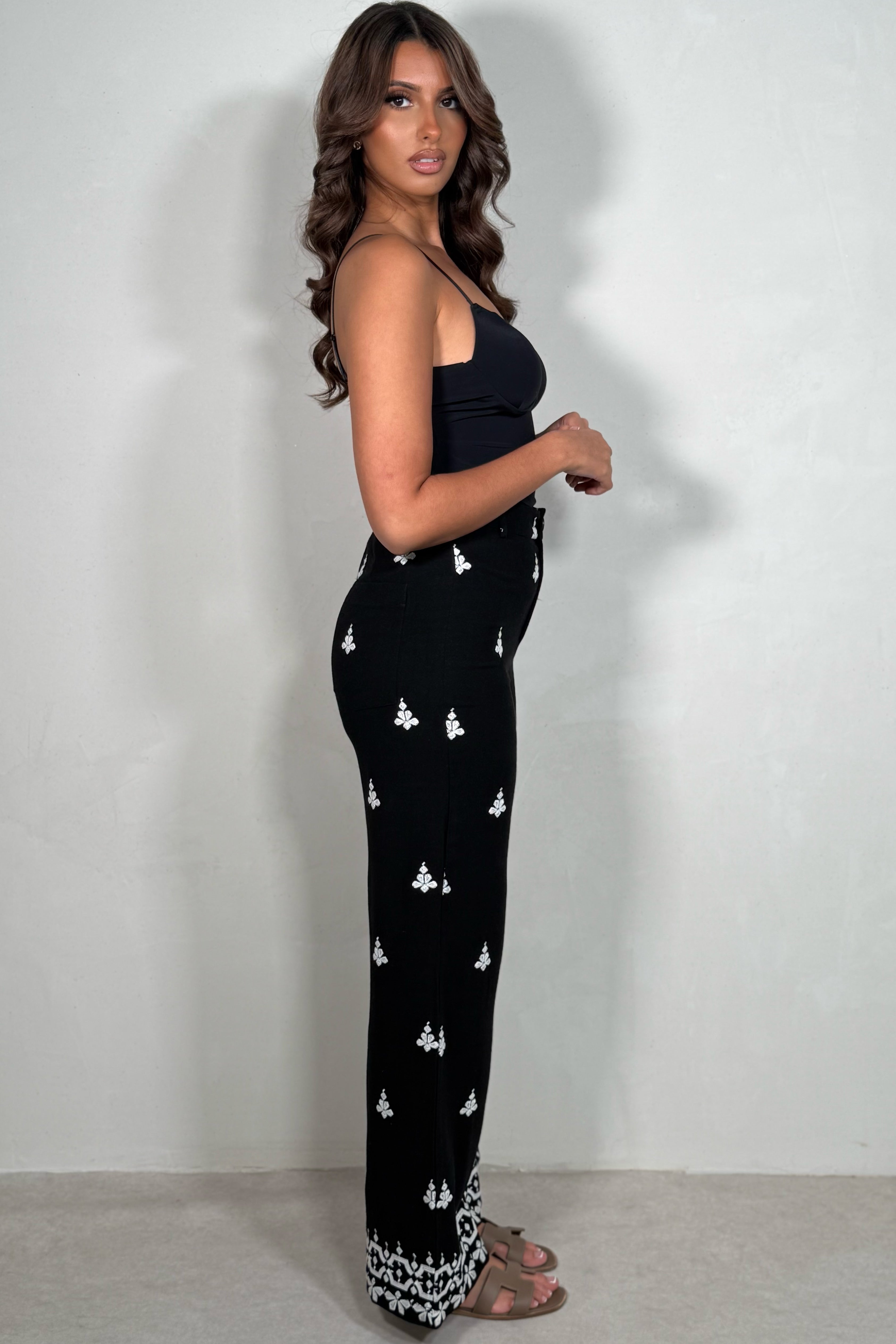 Pantalon Femme fluide en lin noir avec détails brodés