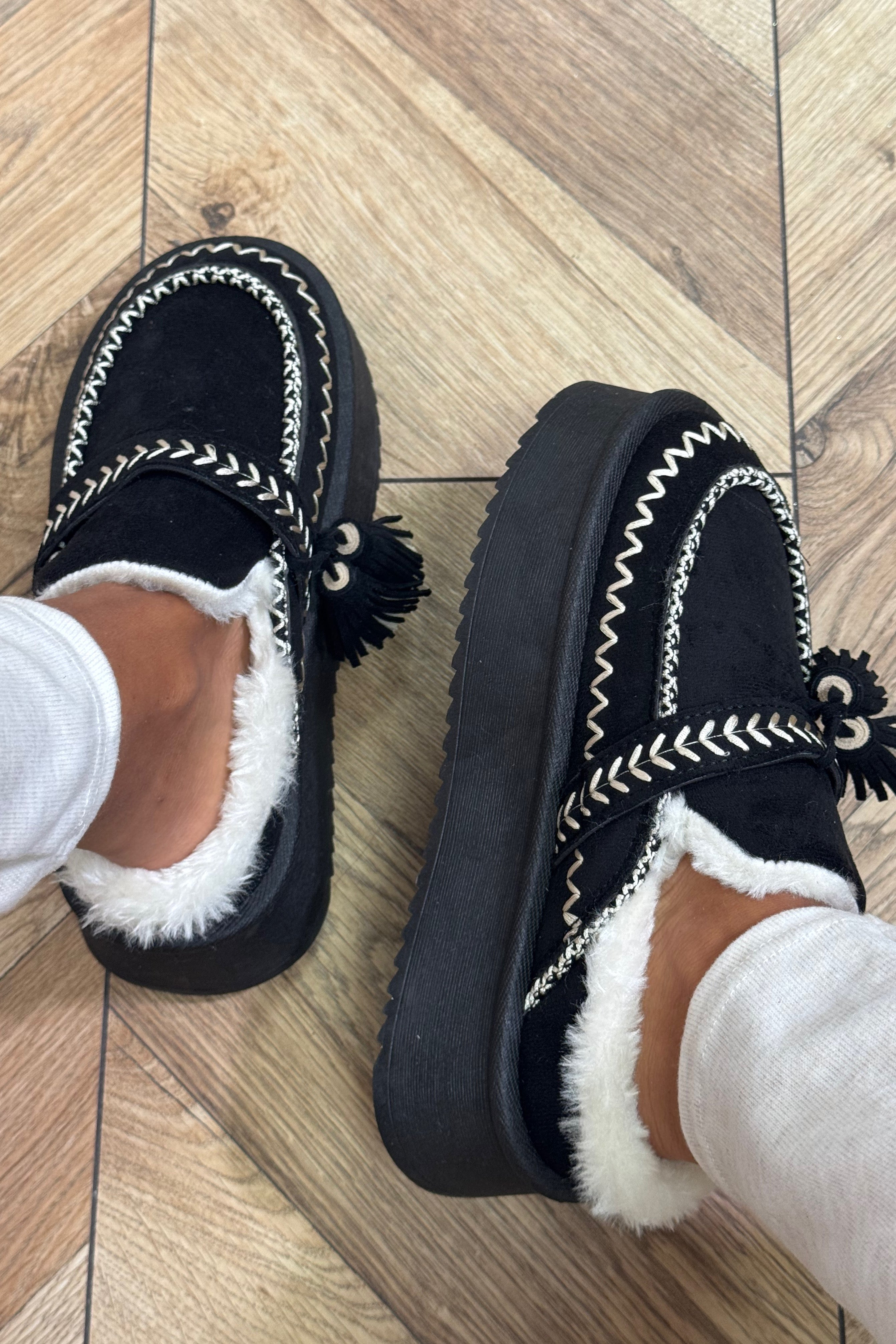Vue détaillée des chaussons femme extérieur moumoute montrant la qualité de fabrication et finitions BLOOSHOP
