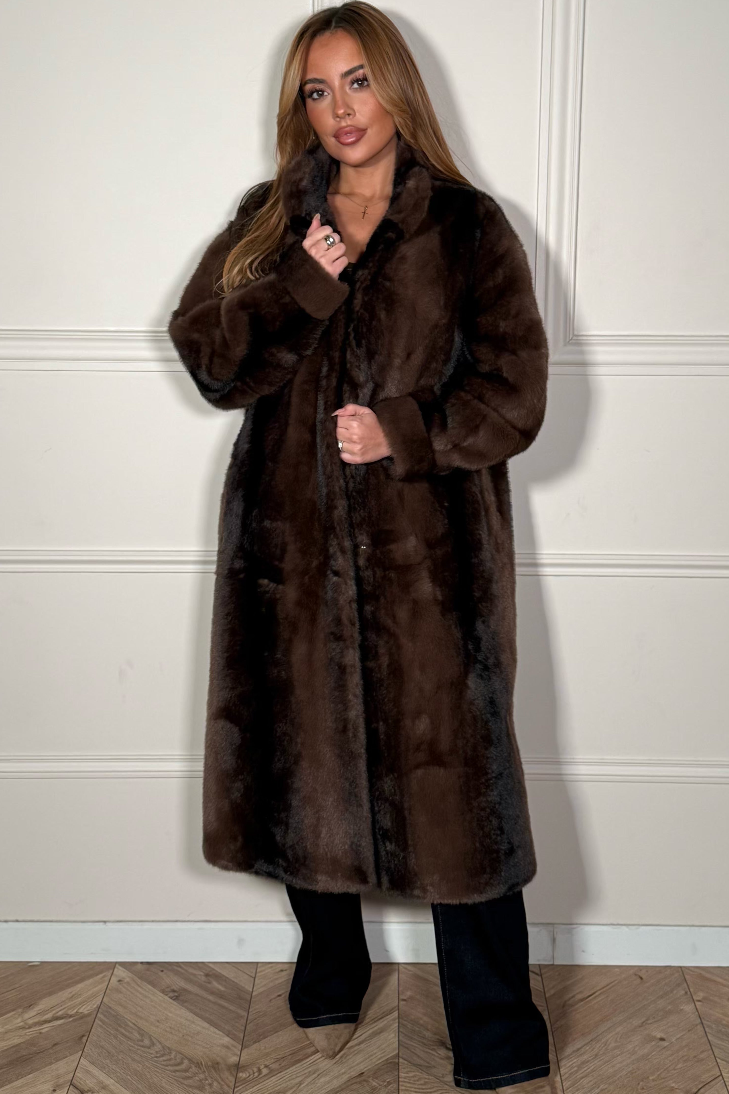 Manteau fausse fourrure col montant pour femme, texture moelleuse luxueuse, vue de face