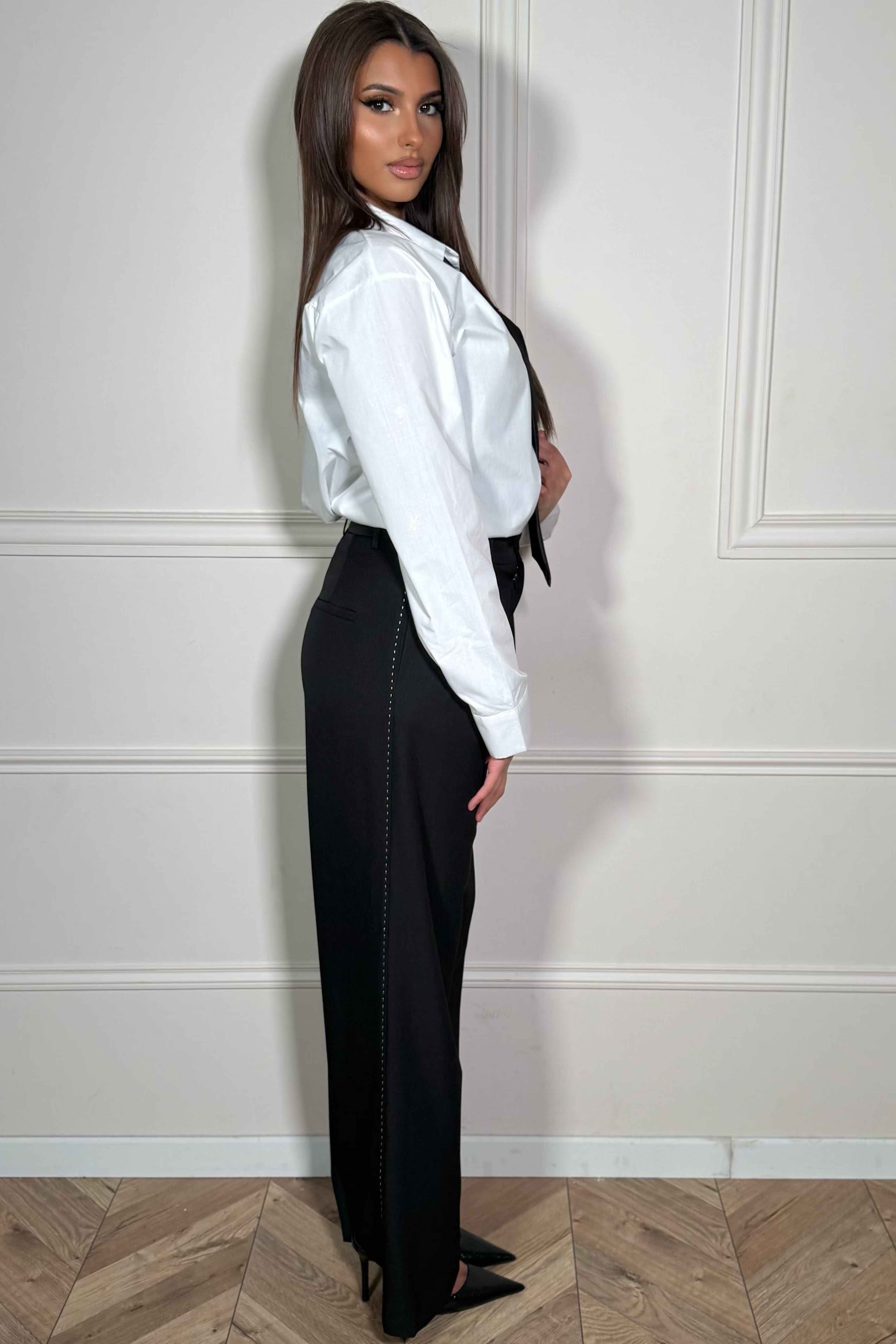 Pantalon femme à pinces noir avec détail surpiqûres - vue de profil