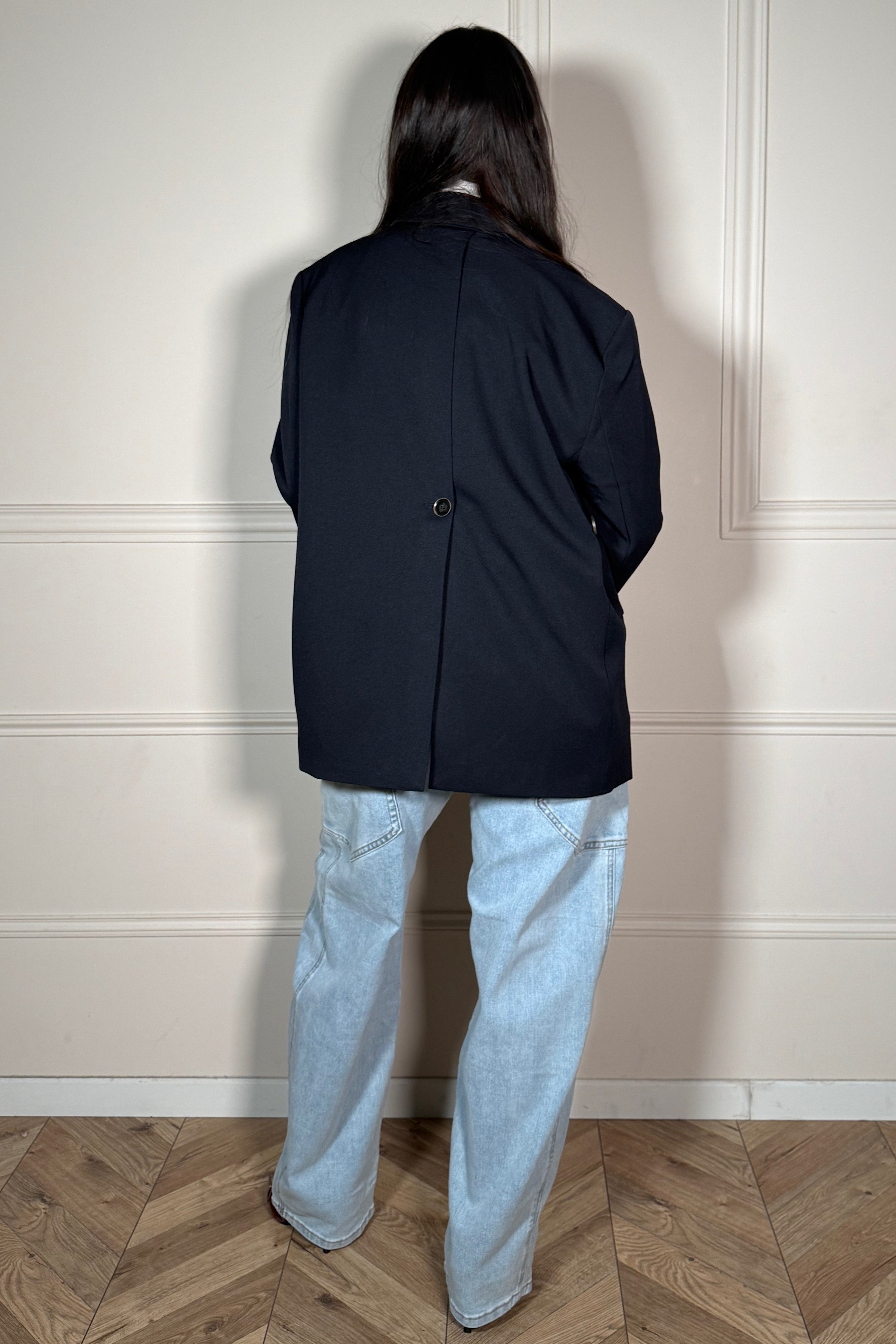 Détail du dos ouvert élégant du blazer