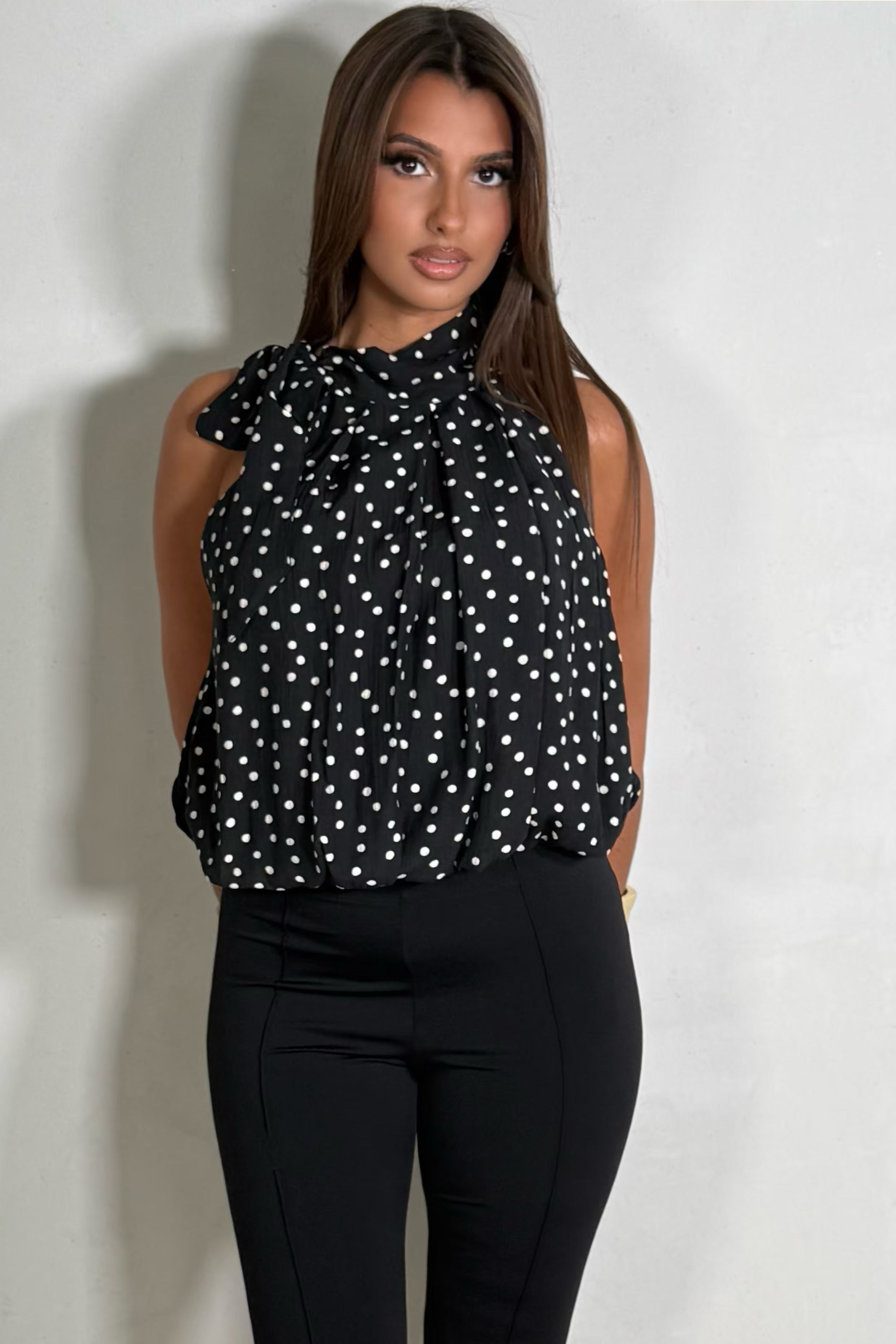 Top à pois avec nœud noir, tissu viscose fluide