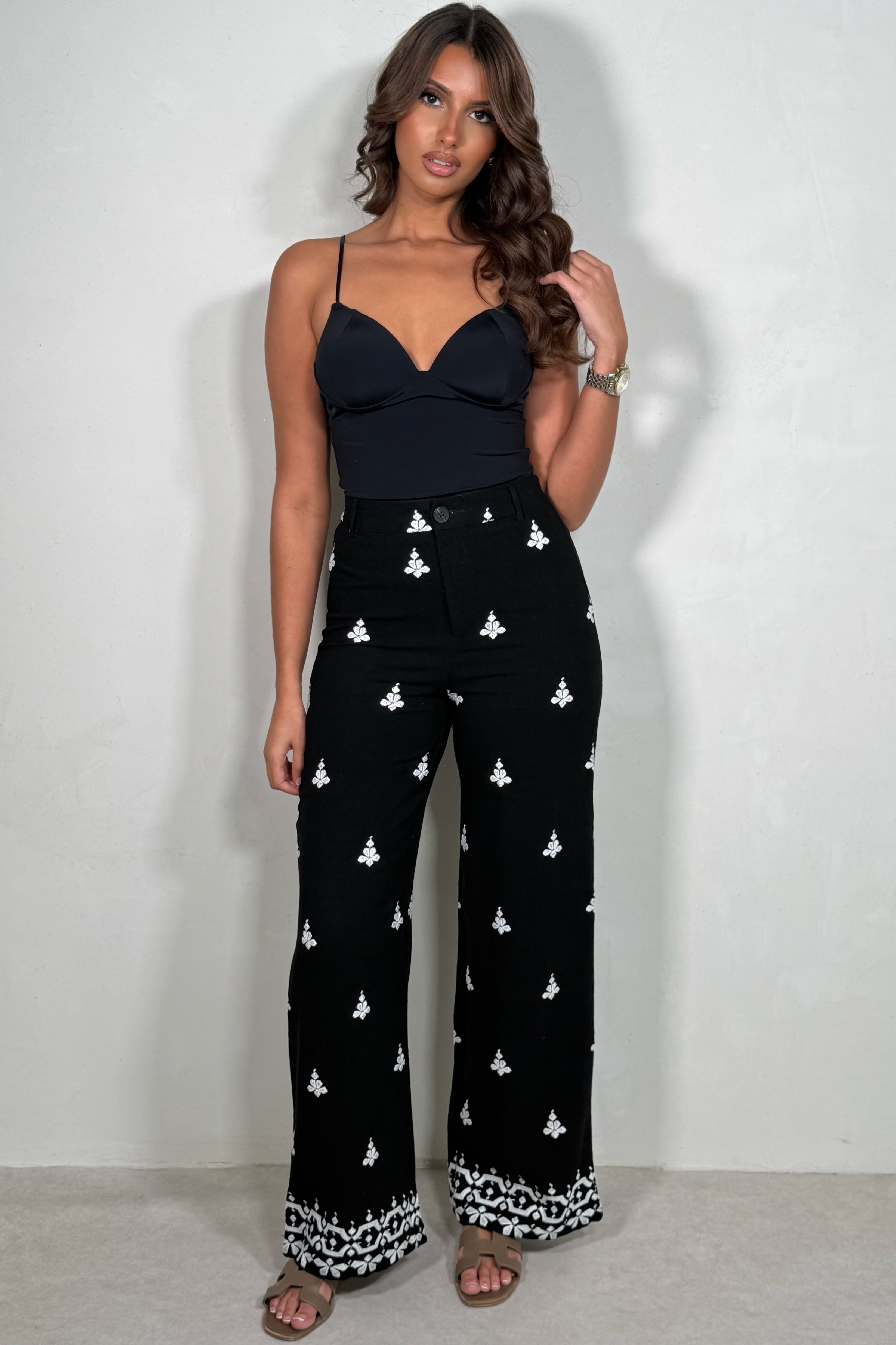 Pantalon Femme fluide en lin noir avec détails brodés