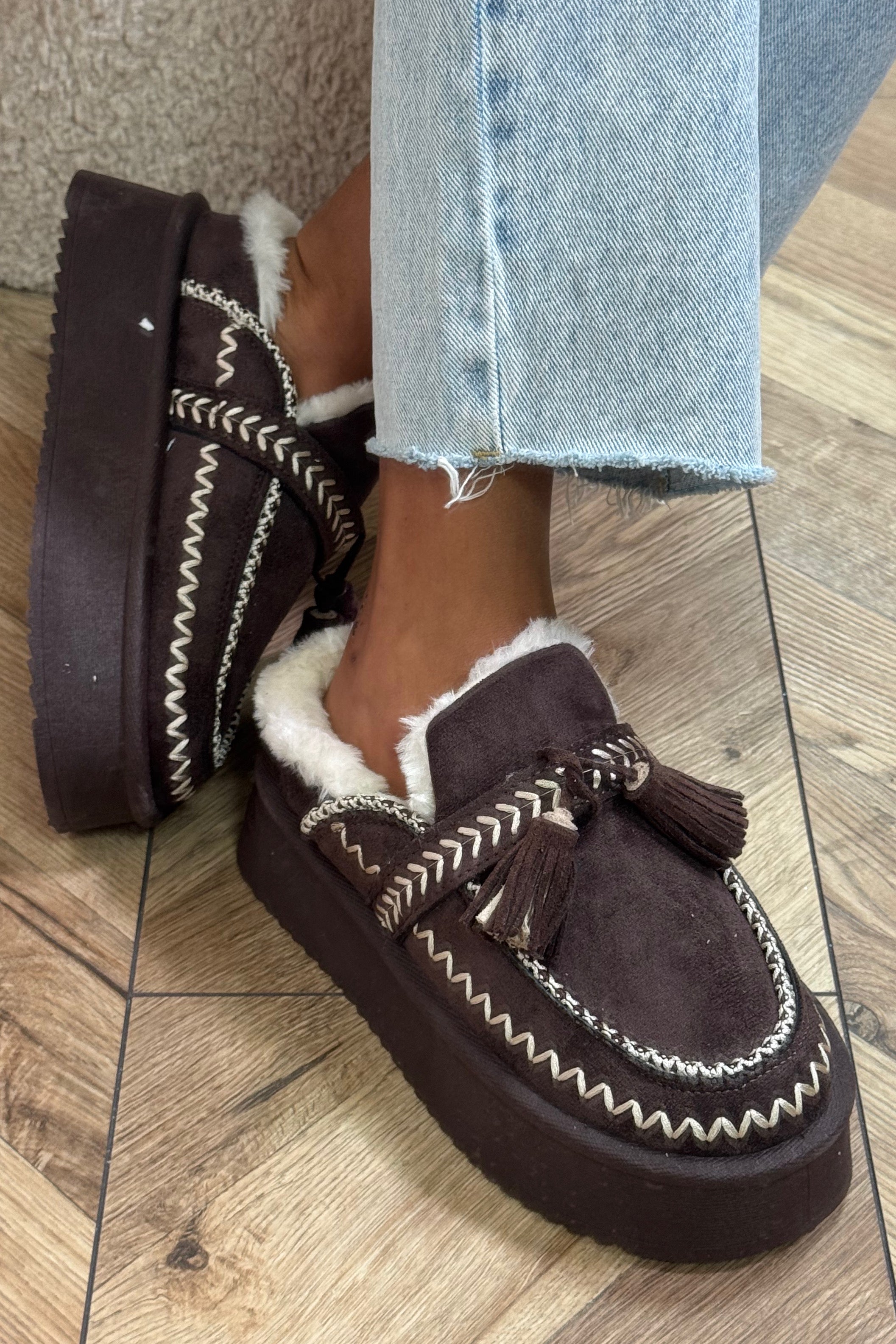 Chaussons femme extérieur moumoute portés - confort et praticité pour sorties rapides BLOOSHOP

