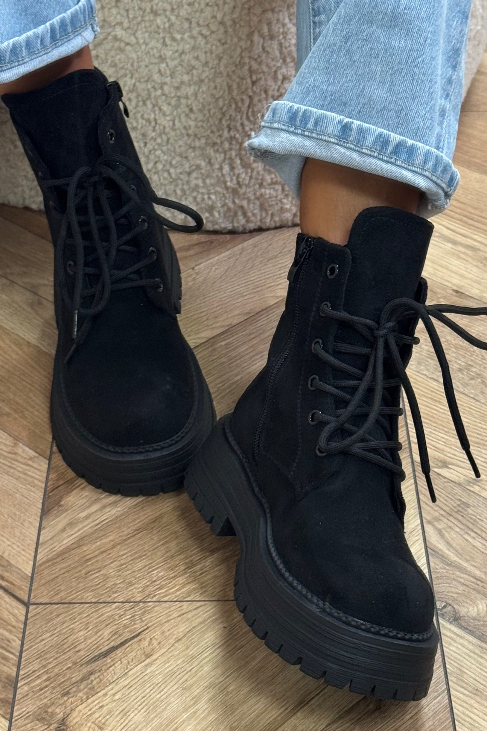 Bottines femme suédine à lacets couleur neutre