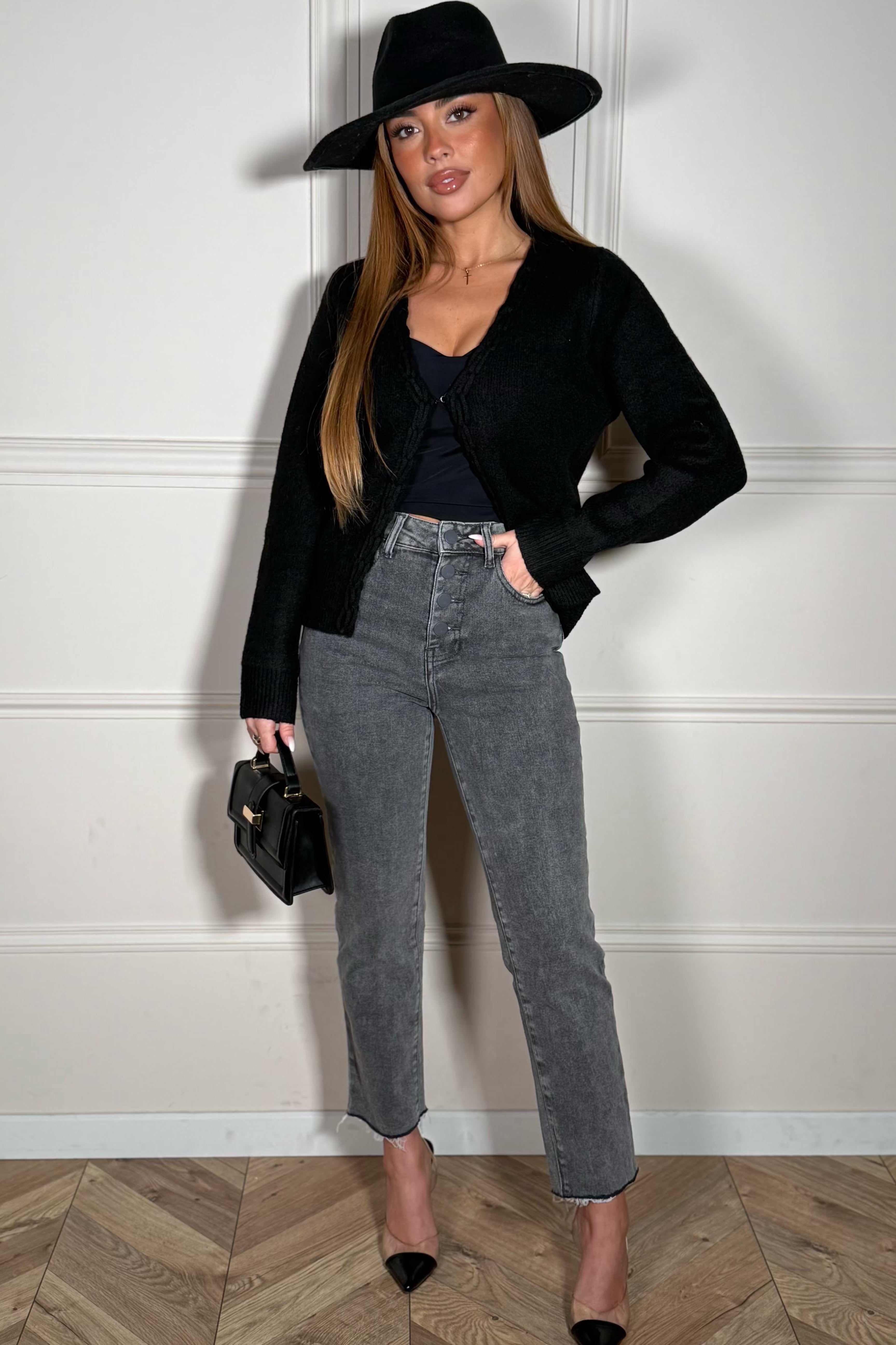 Jeans mom femme taille haute, coupe vintage moderne en denim, vue de face, style rétro-chic