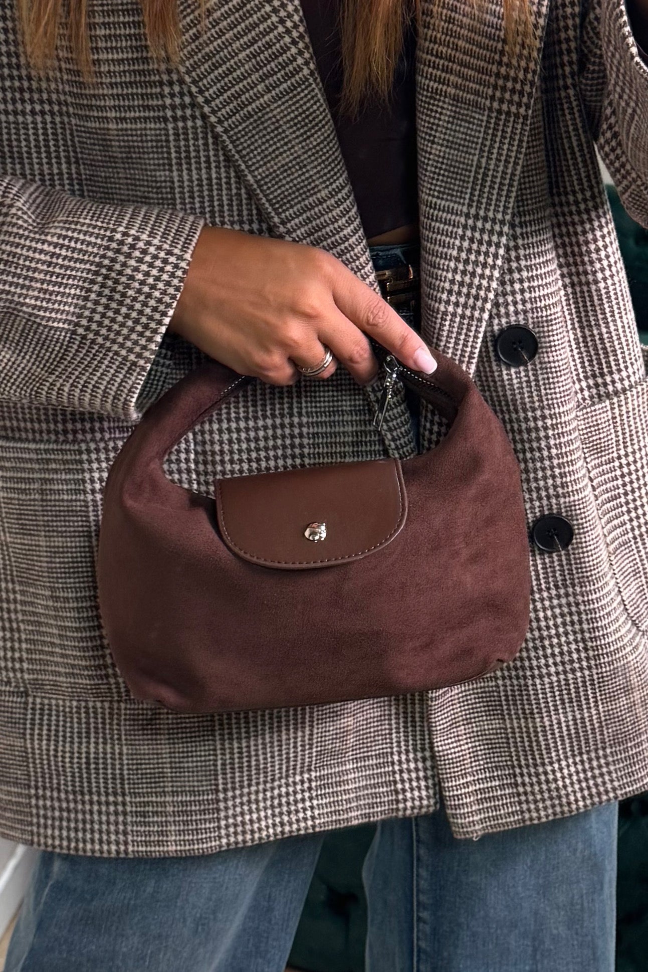 Détail de la texture suédine premium du sac à main rétro, montrant la qualité du matériau