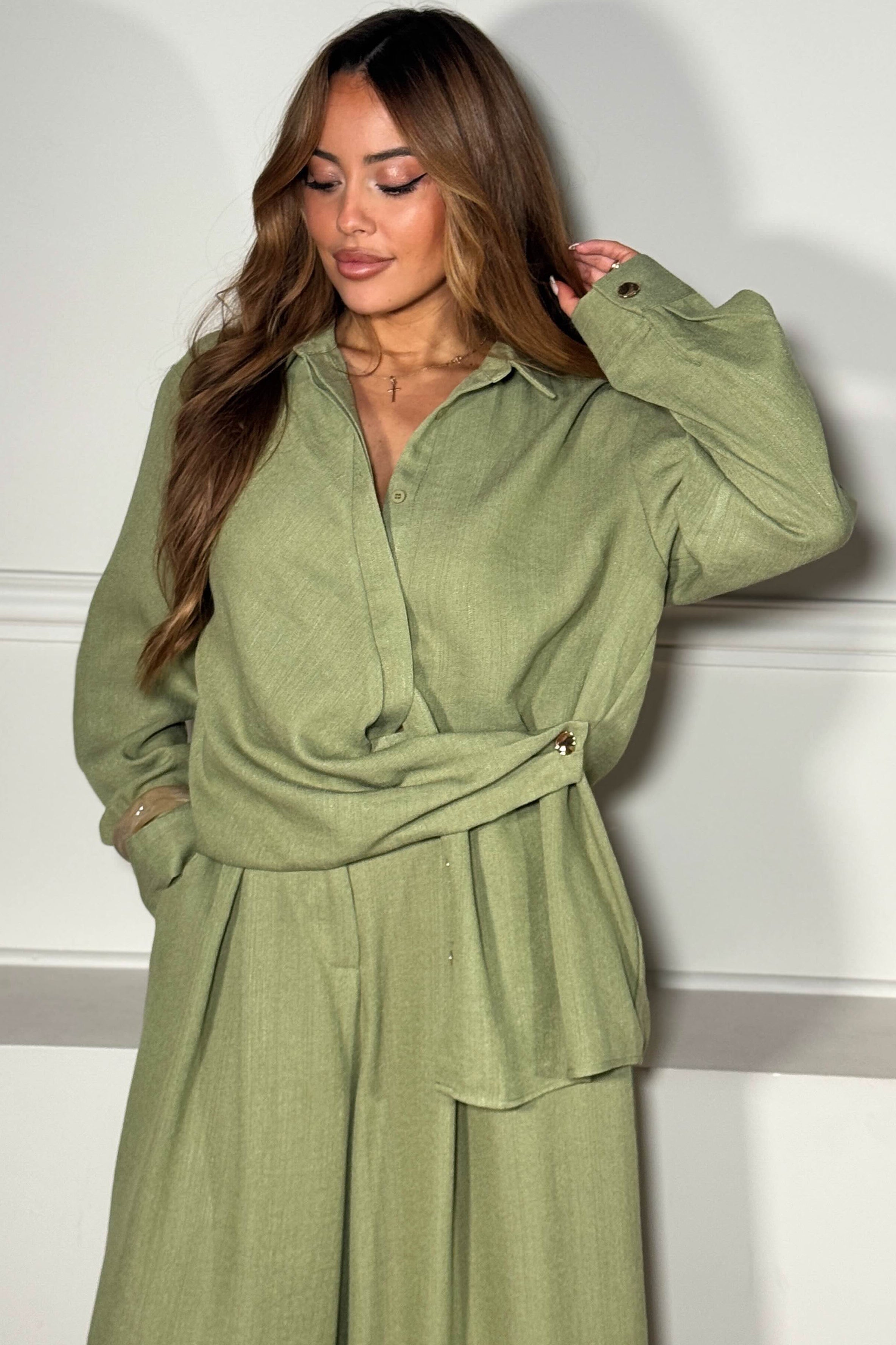 Femme portant une chemise fluide asymétrique vert olive, vue de face