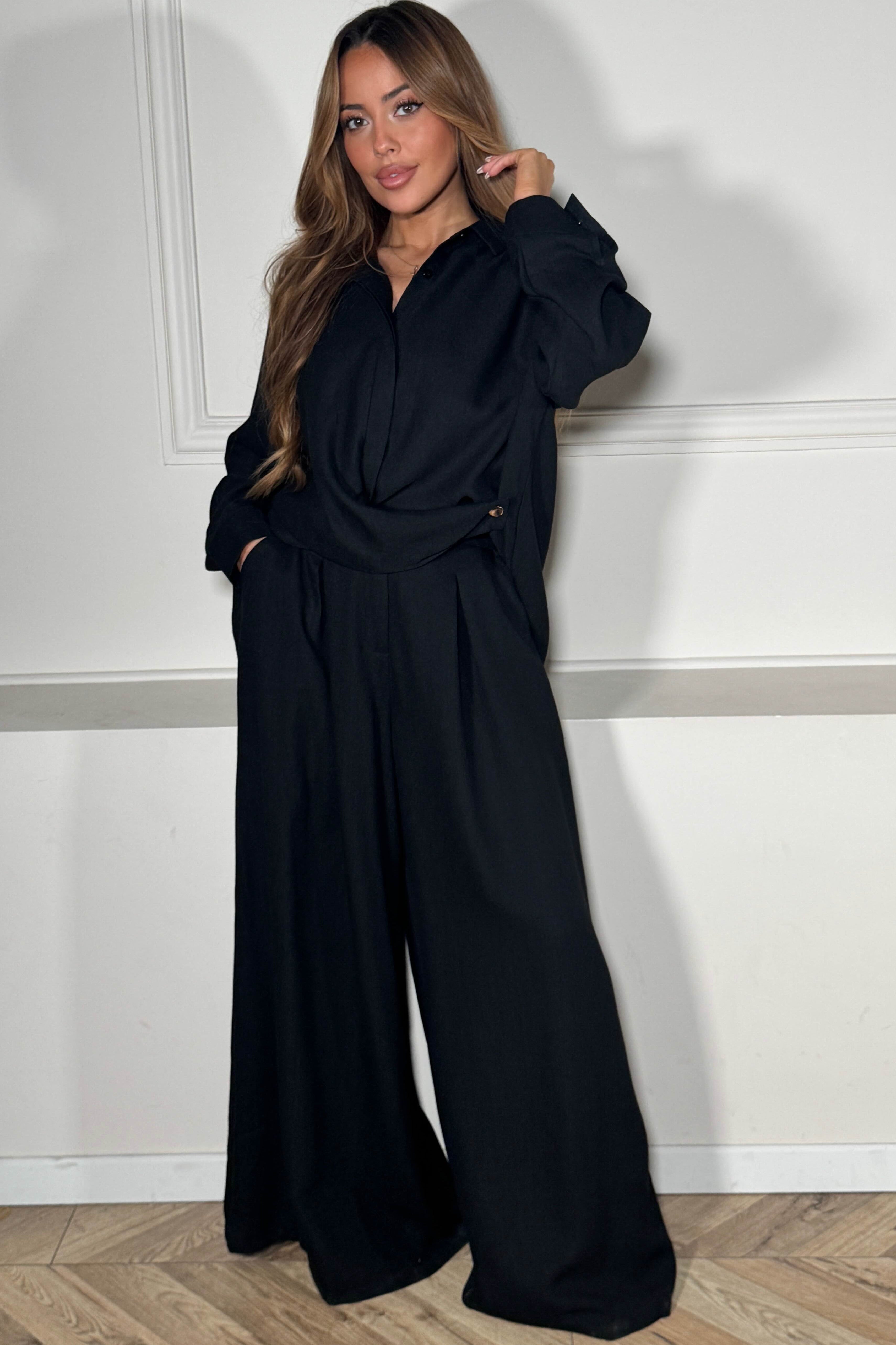  Femme portant un pantalon fluide oversize noir, vue de face