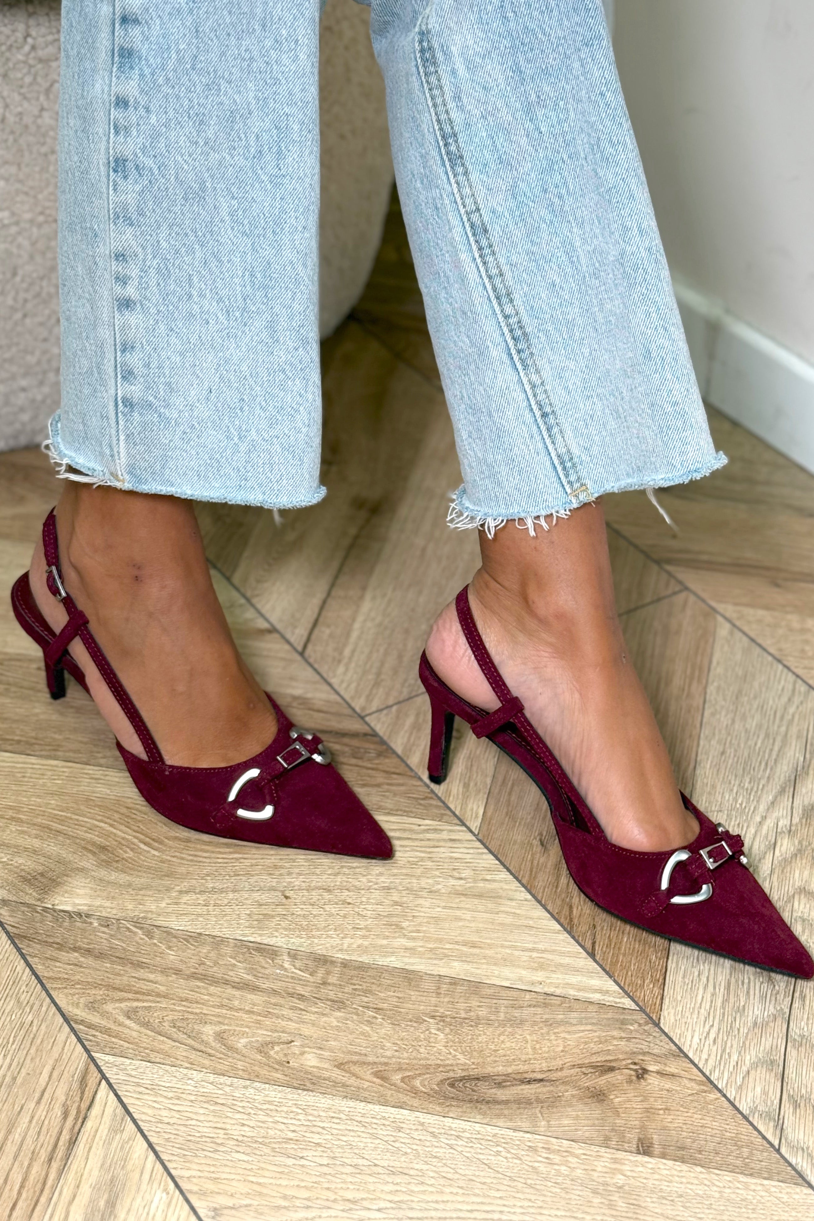 Escarpins suédine pointus boucles - vue de profil montrant le raffinement des détails BLOOSHOP
