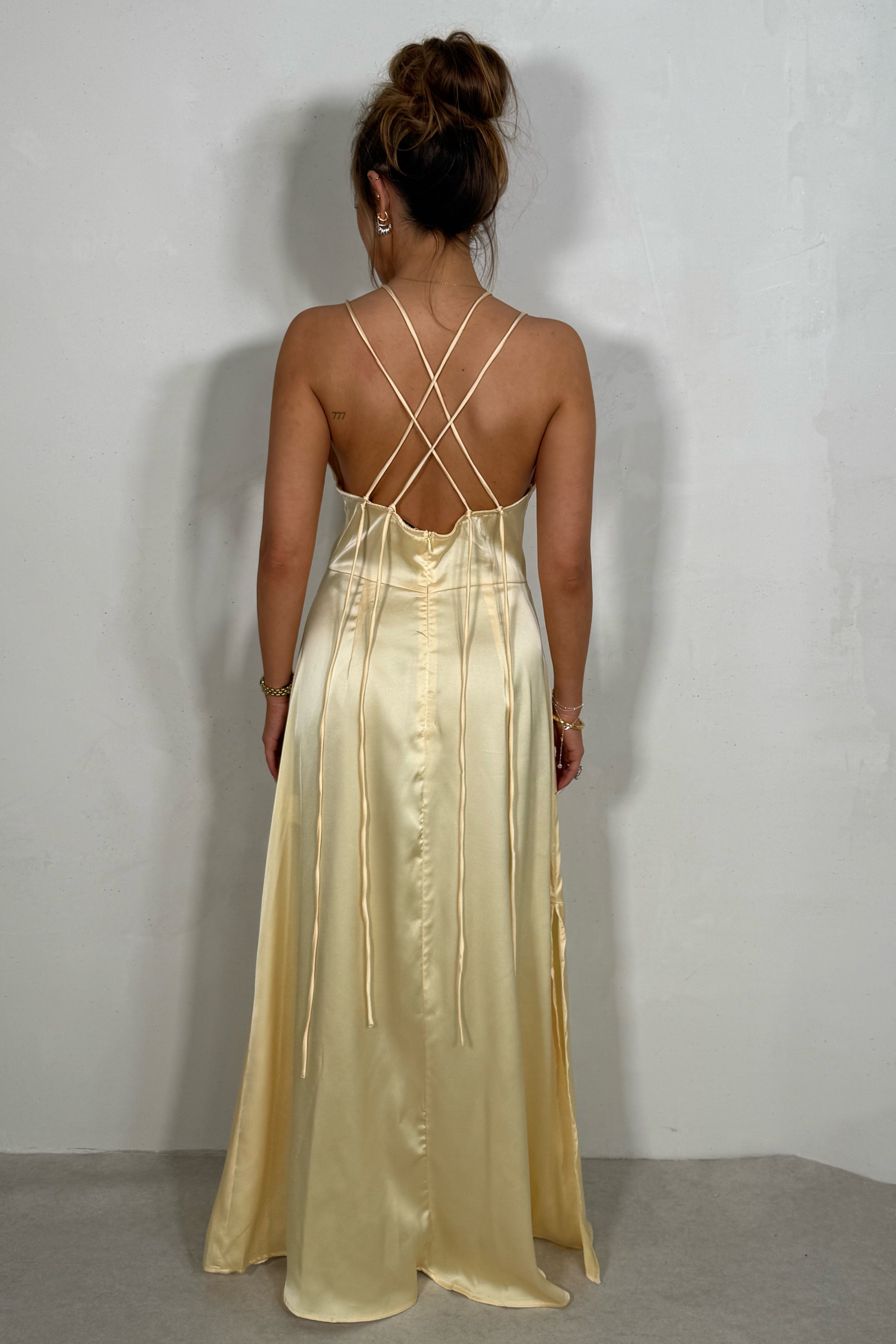 Robe satinée dos nu à laçage femme
