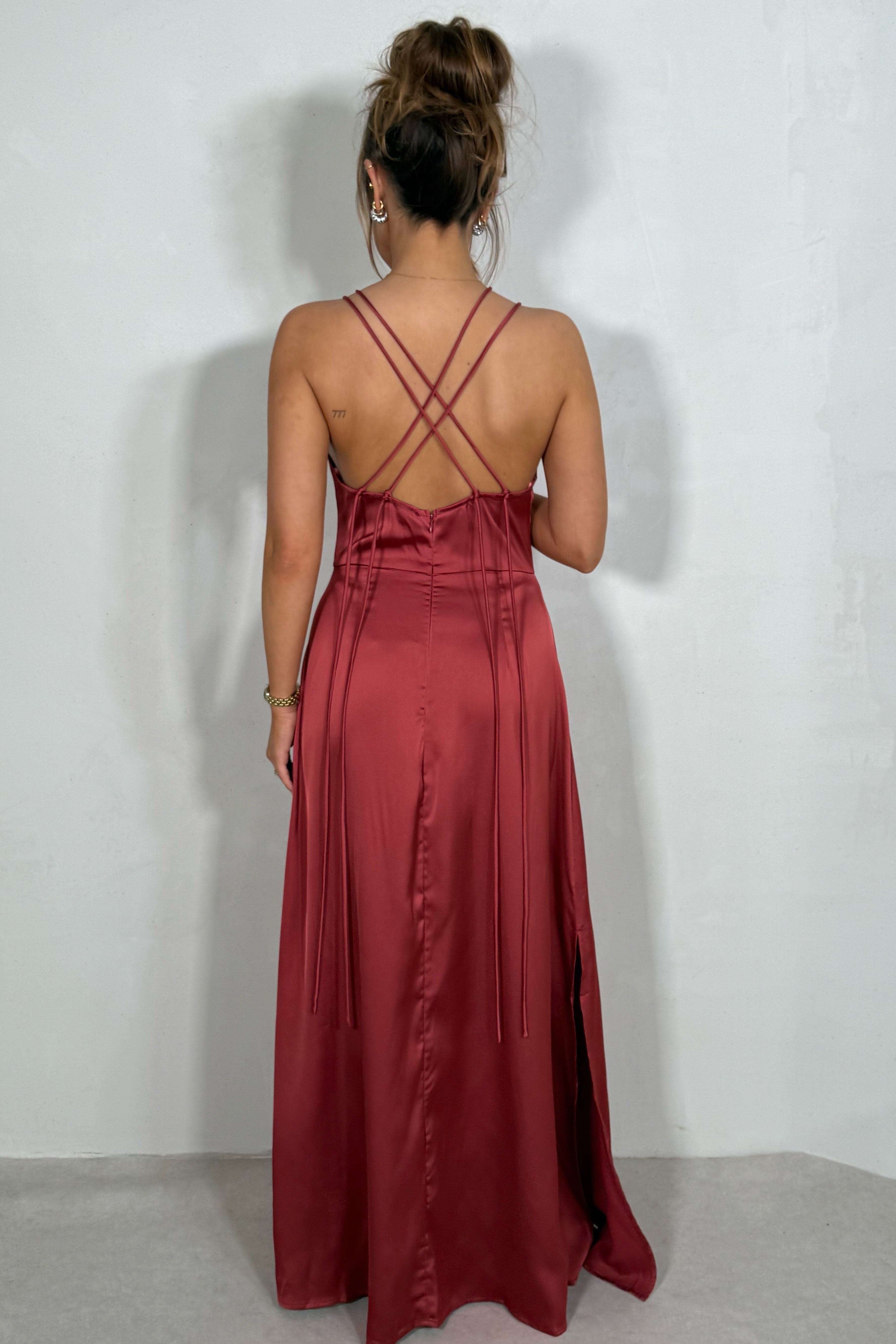 Robe satinée dos nu à laçage femme