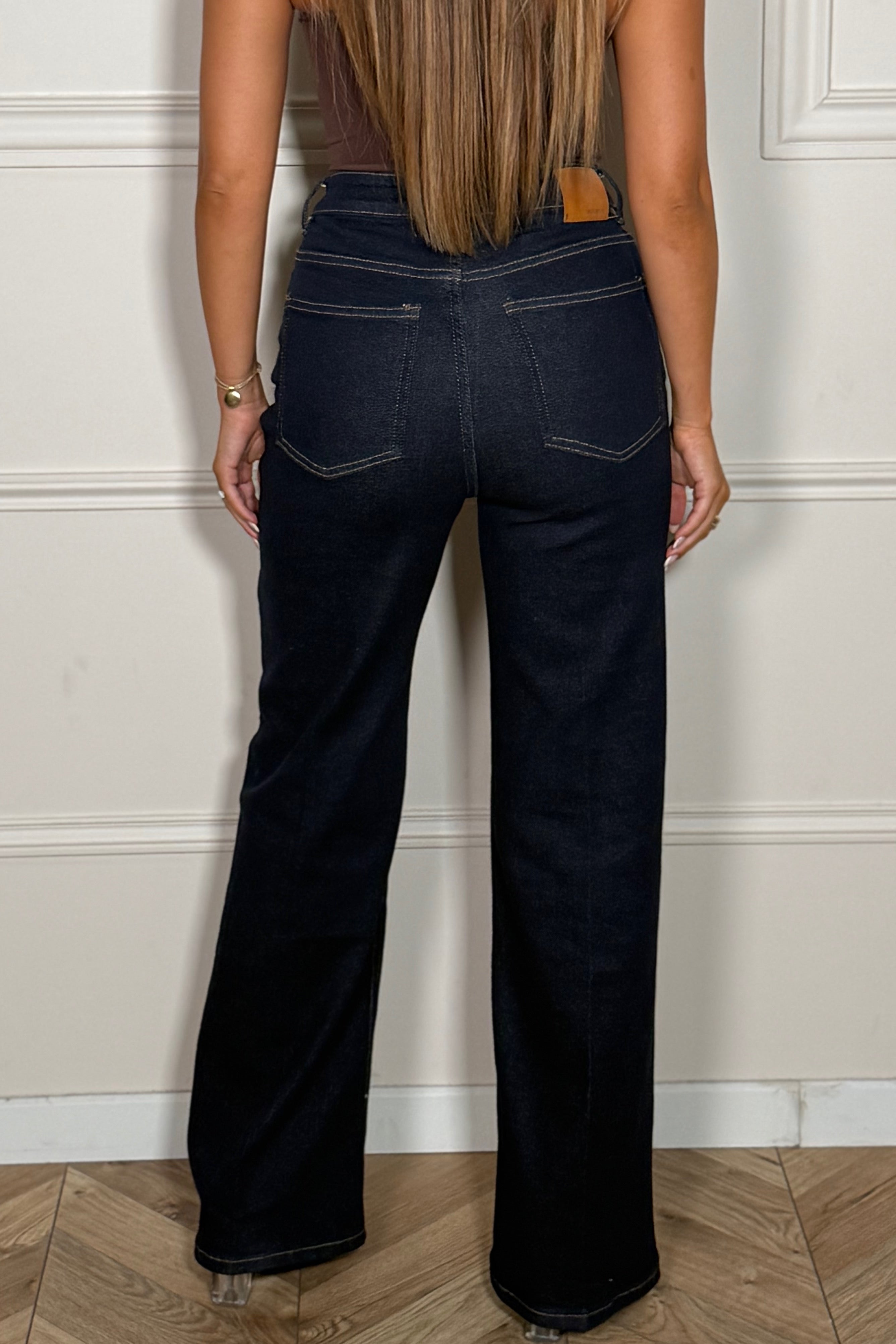 Jeans brut ceinture décalée femme BLOOSHOP - Portée look décontracté moderne
