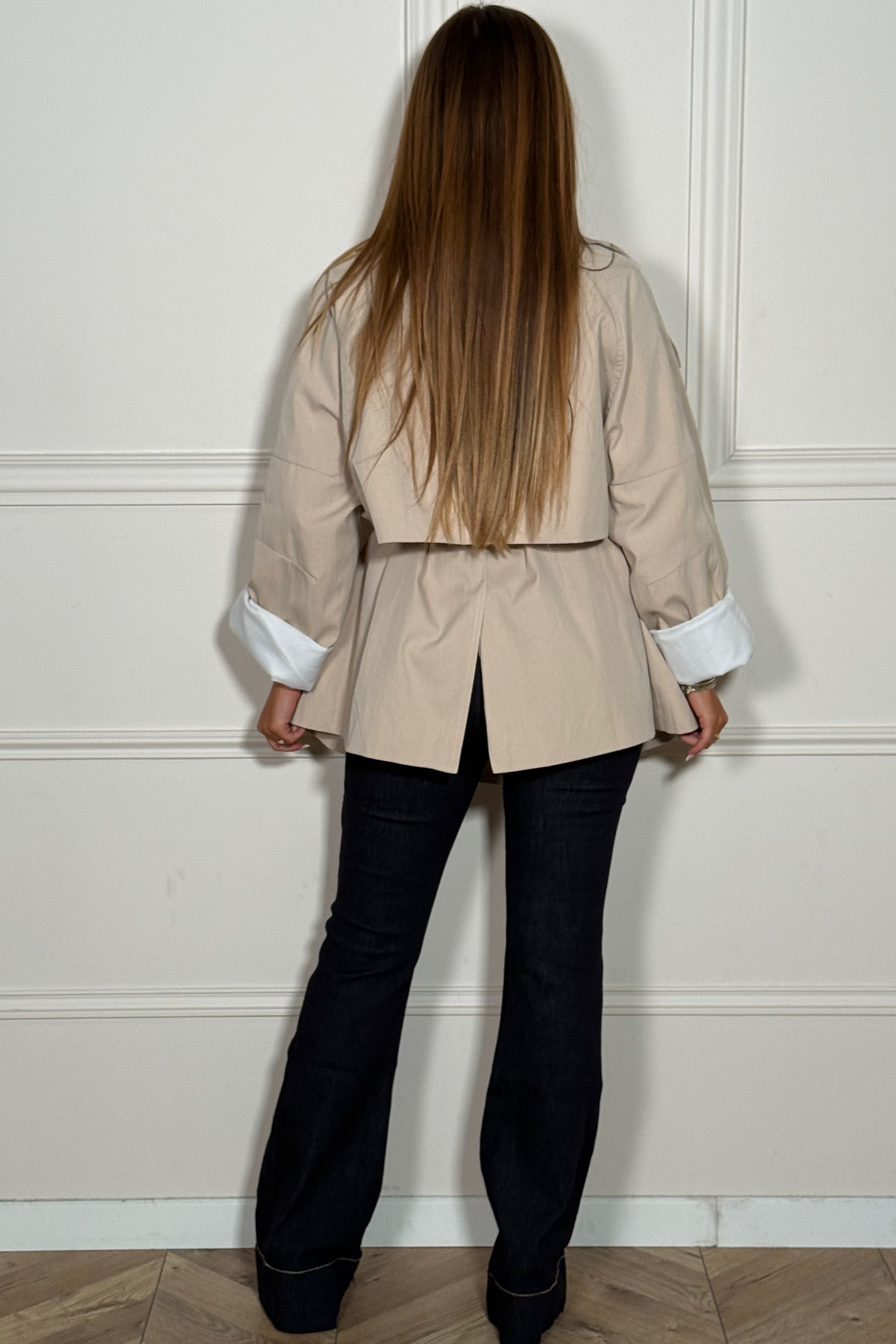 Trench femme court revers - vue complète de l'élégance moderne BLOOSHOP
