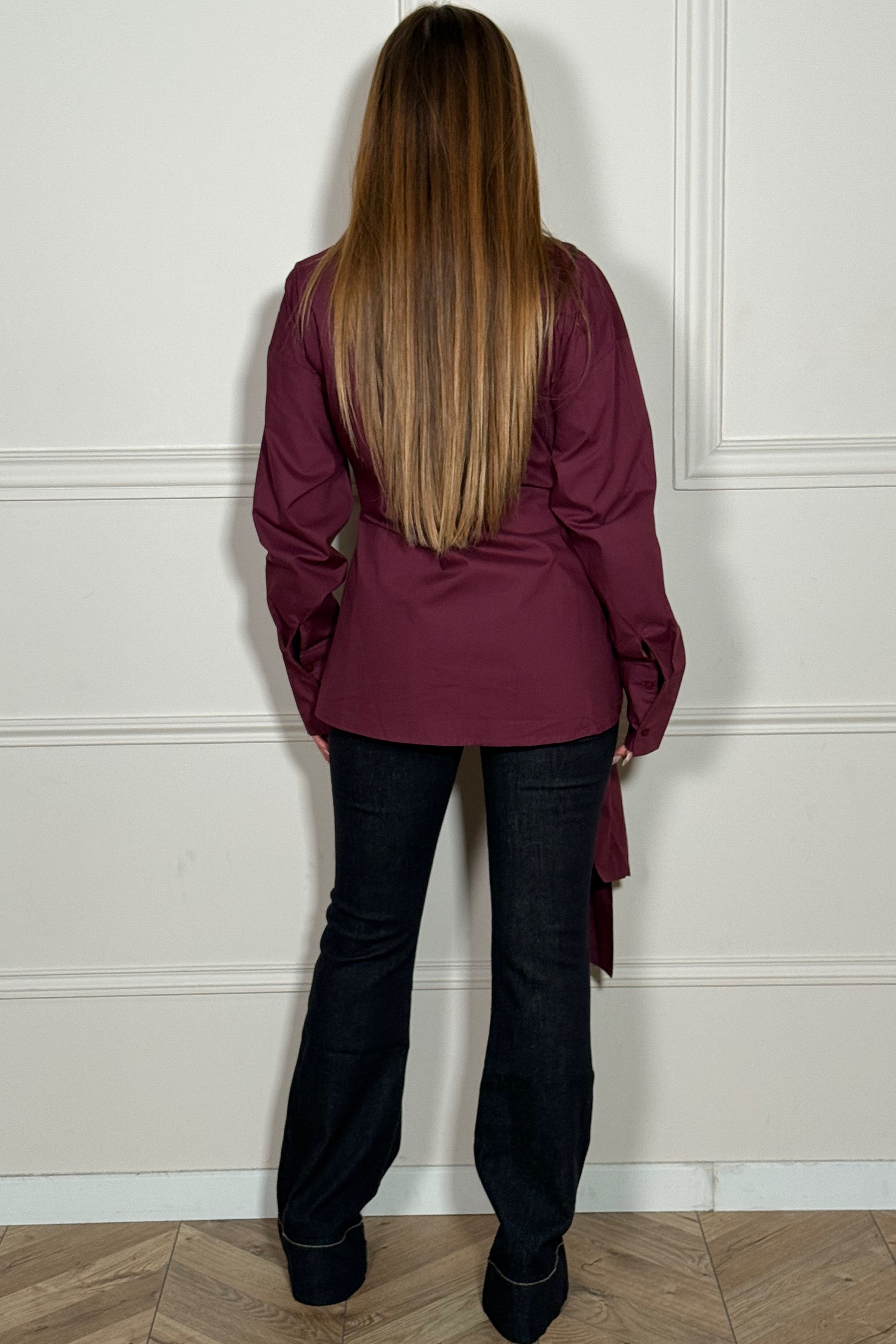 Chemise structurée ceinturée portée - élégance professionnelle moderne BLOOSHOP
